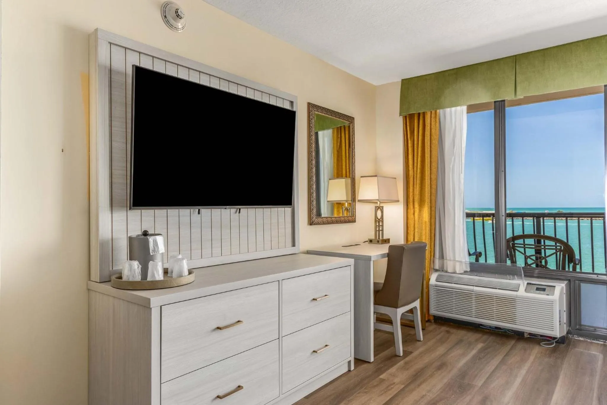 Photo of the whole room in Holiday Inn & Suites Clearwater Beach by IHG