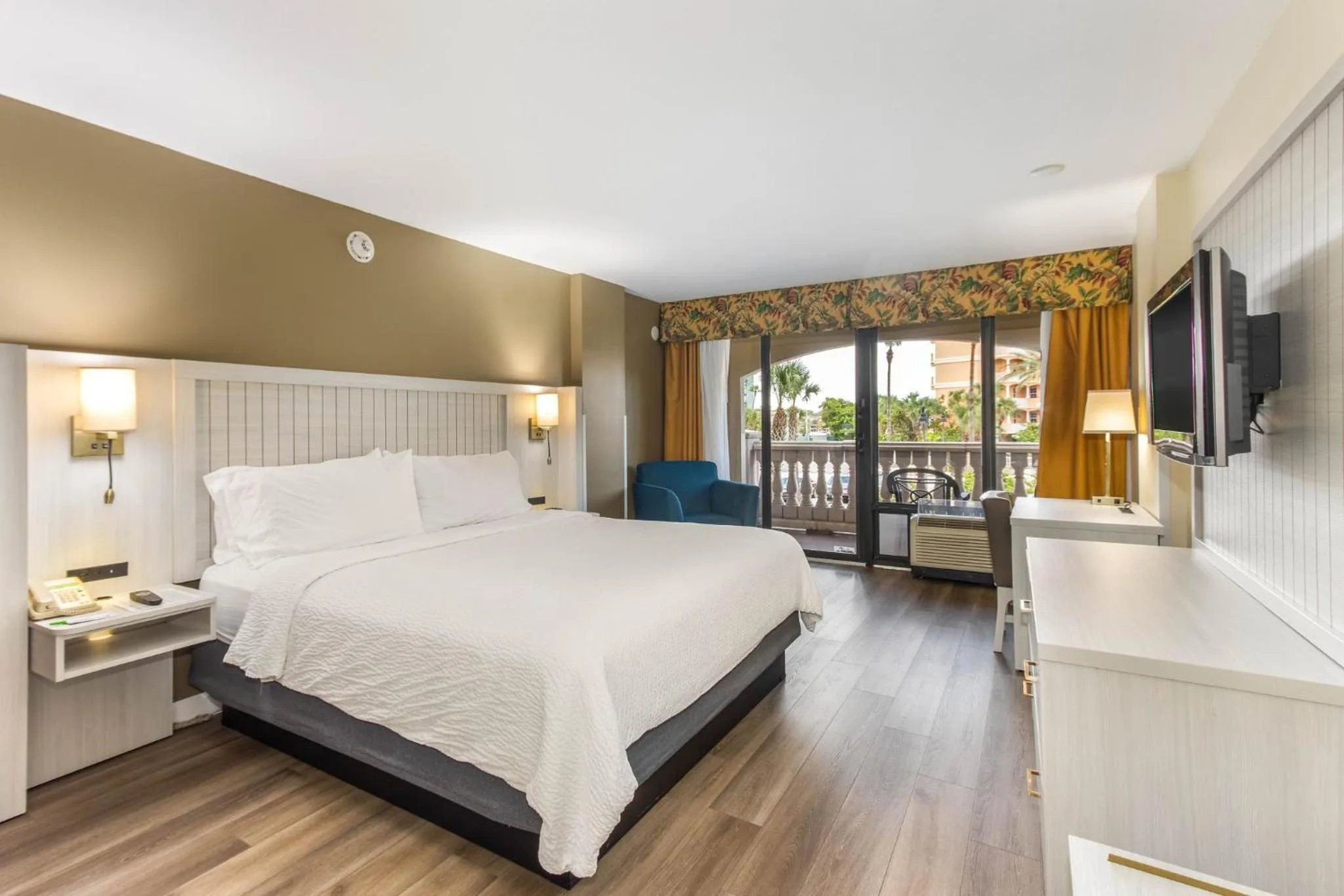 Photo of the whole room, Bed in Holiday Inn & Suites Clearwater Beach by IHG