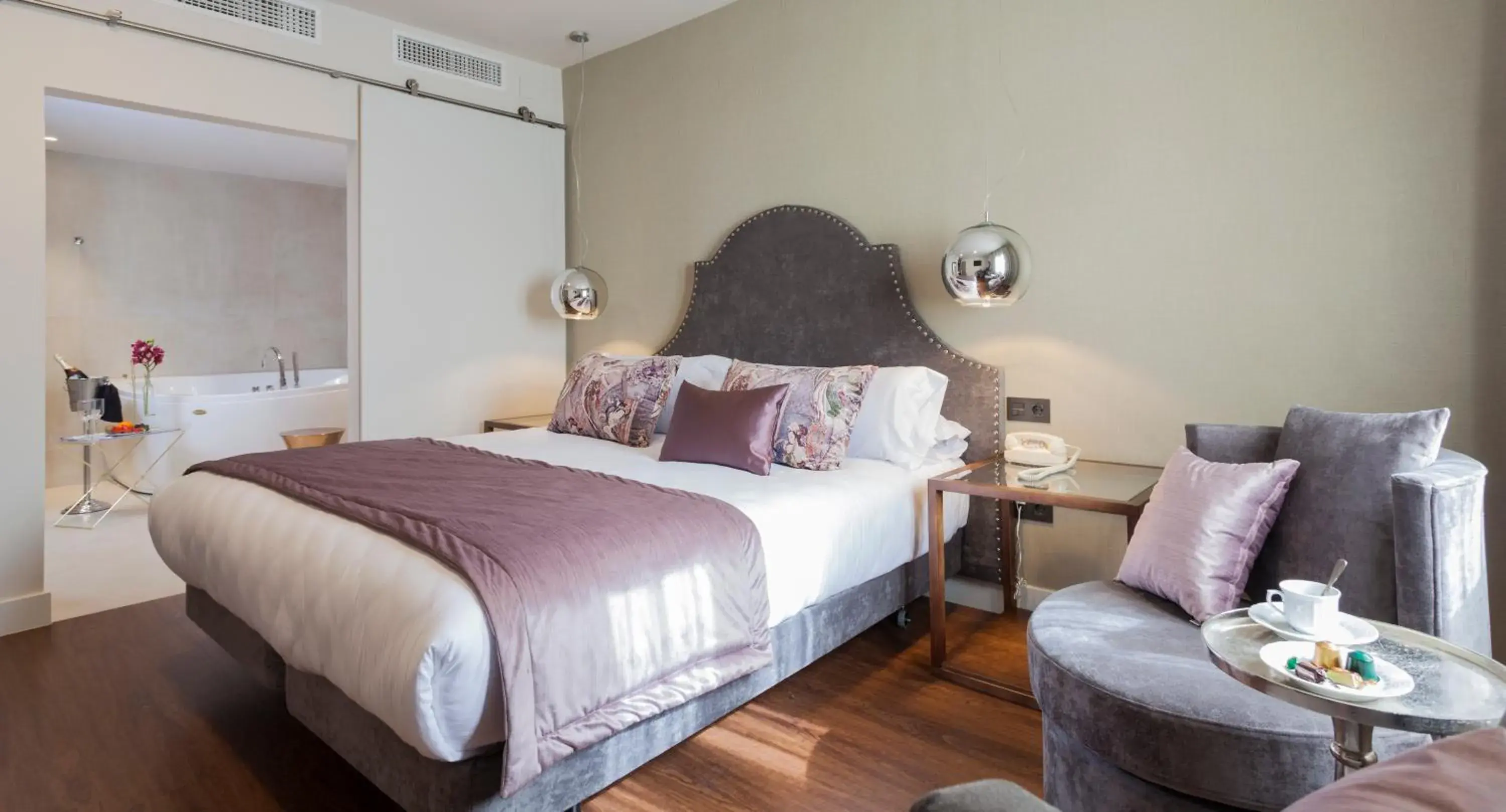 Deluxe Double Room with Jacuzzi® in Hotel Palacete de Alamos Deluxe Double Room with Jacuzzi® in Hotel Palacete de Alamos