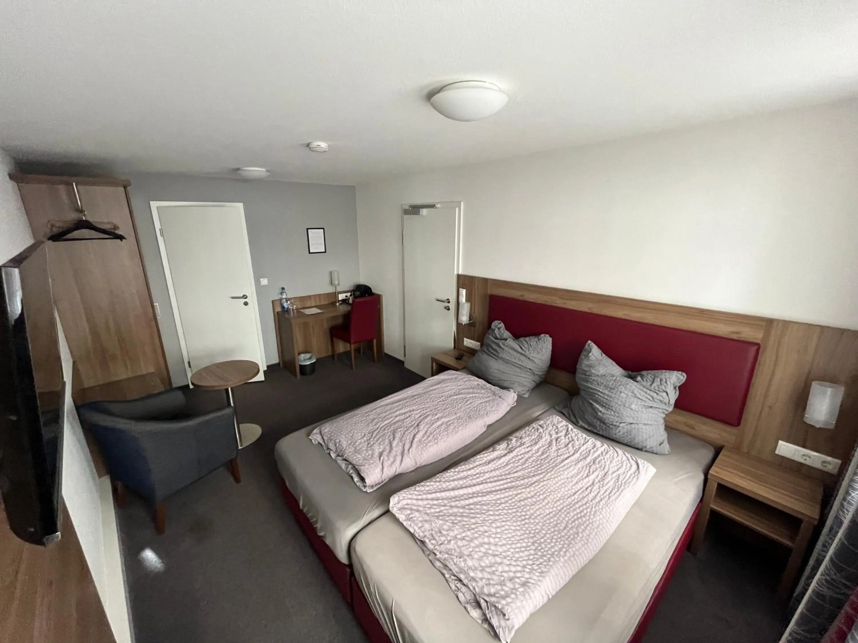 Photo of the whole room, Bed in La Flamme Wertheim garni