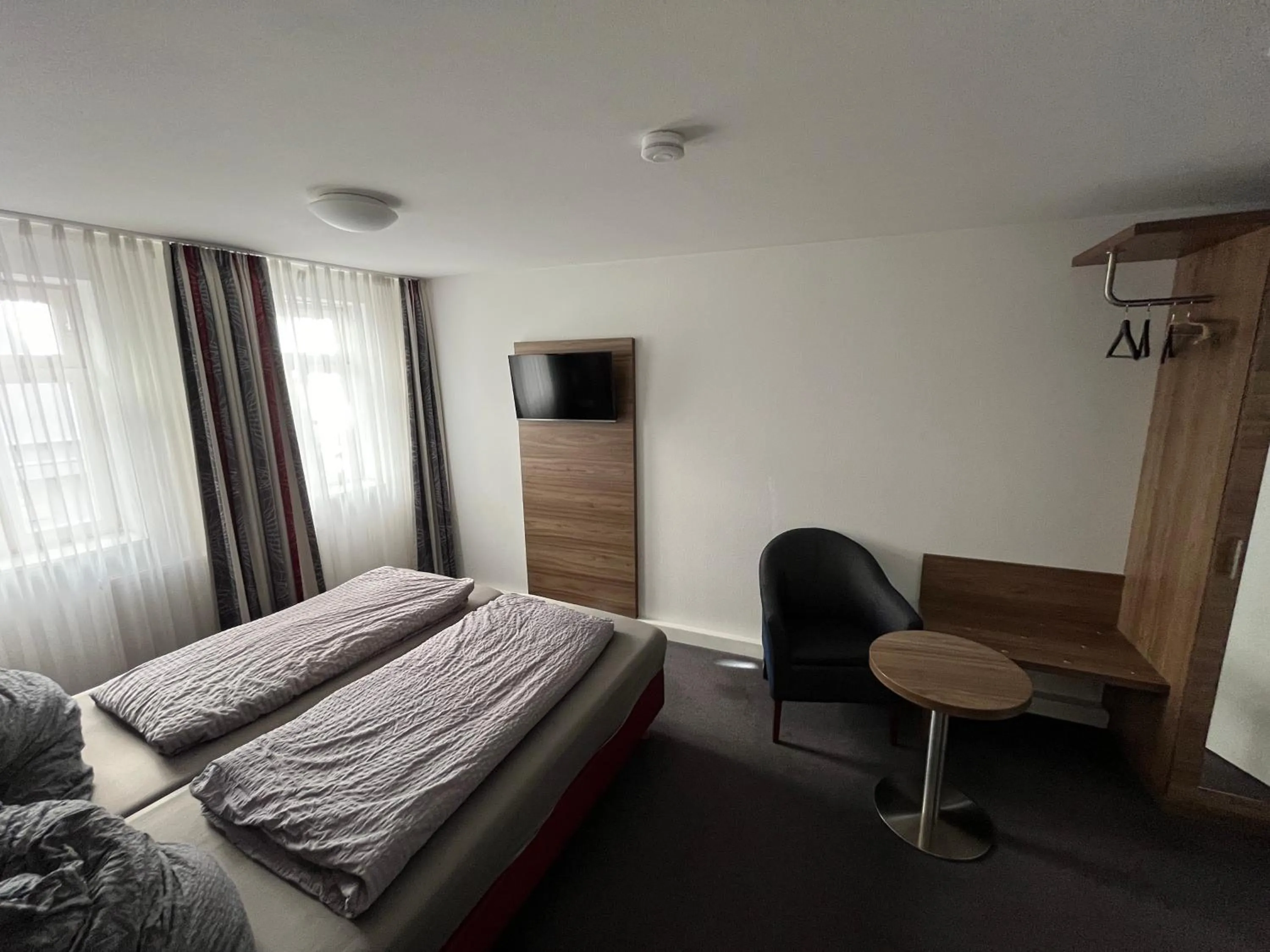 Photo of the whole room, Bed in La Flamme Wertheim garni