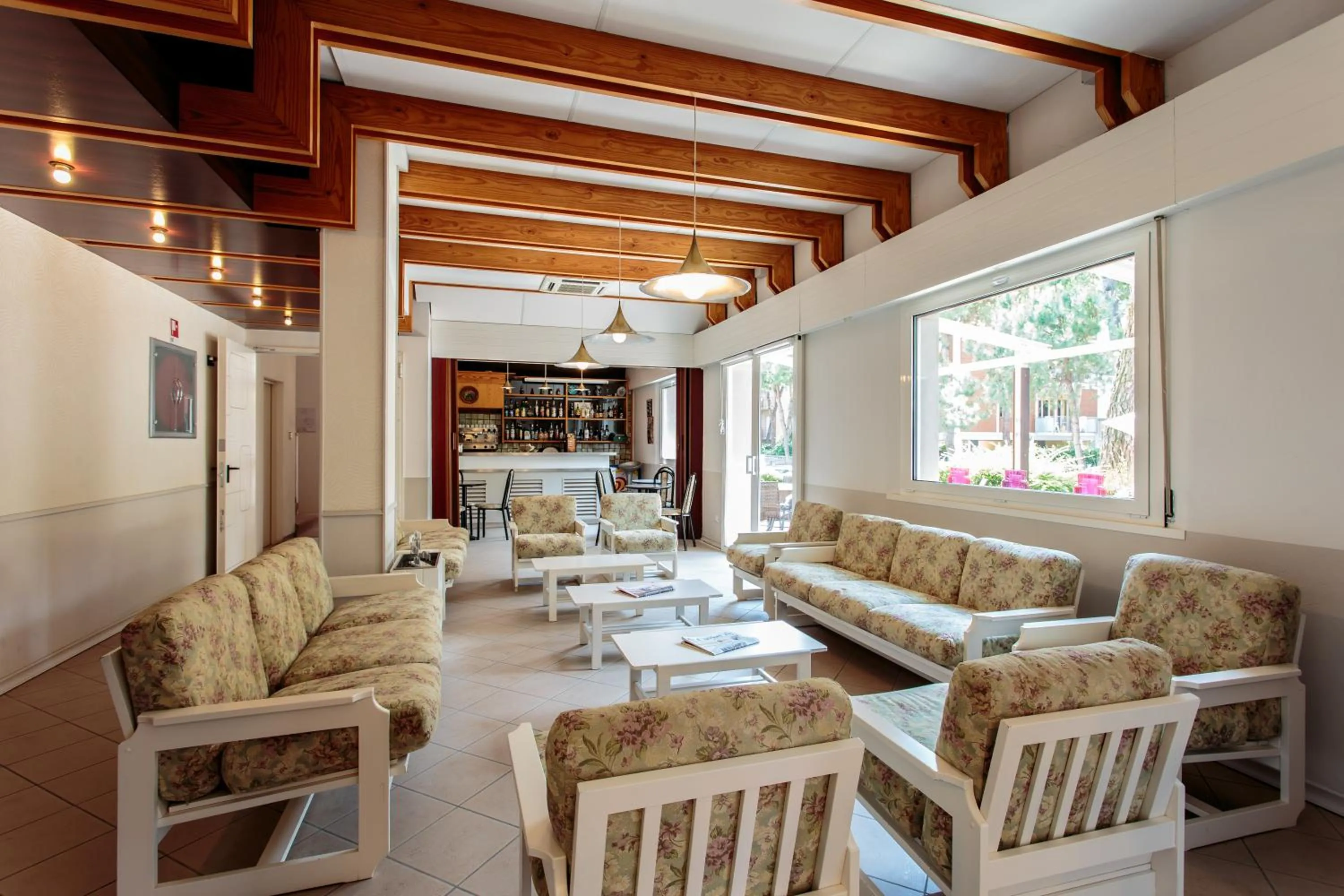 Communal lounge/ TV room in Hotel Villa Ombrosa