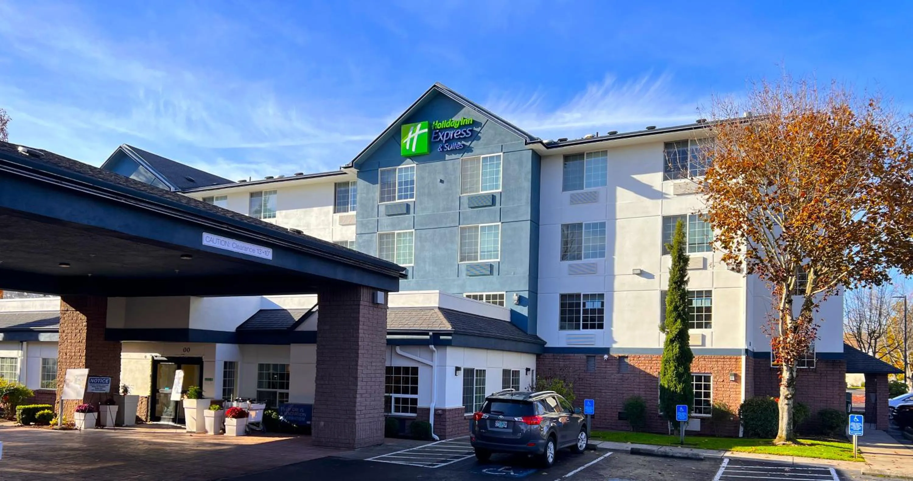 Property building in Holiday Inn Express Hotel & Suites Portland - Jantzen Beach by IHG
