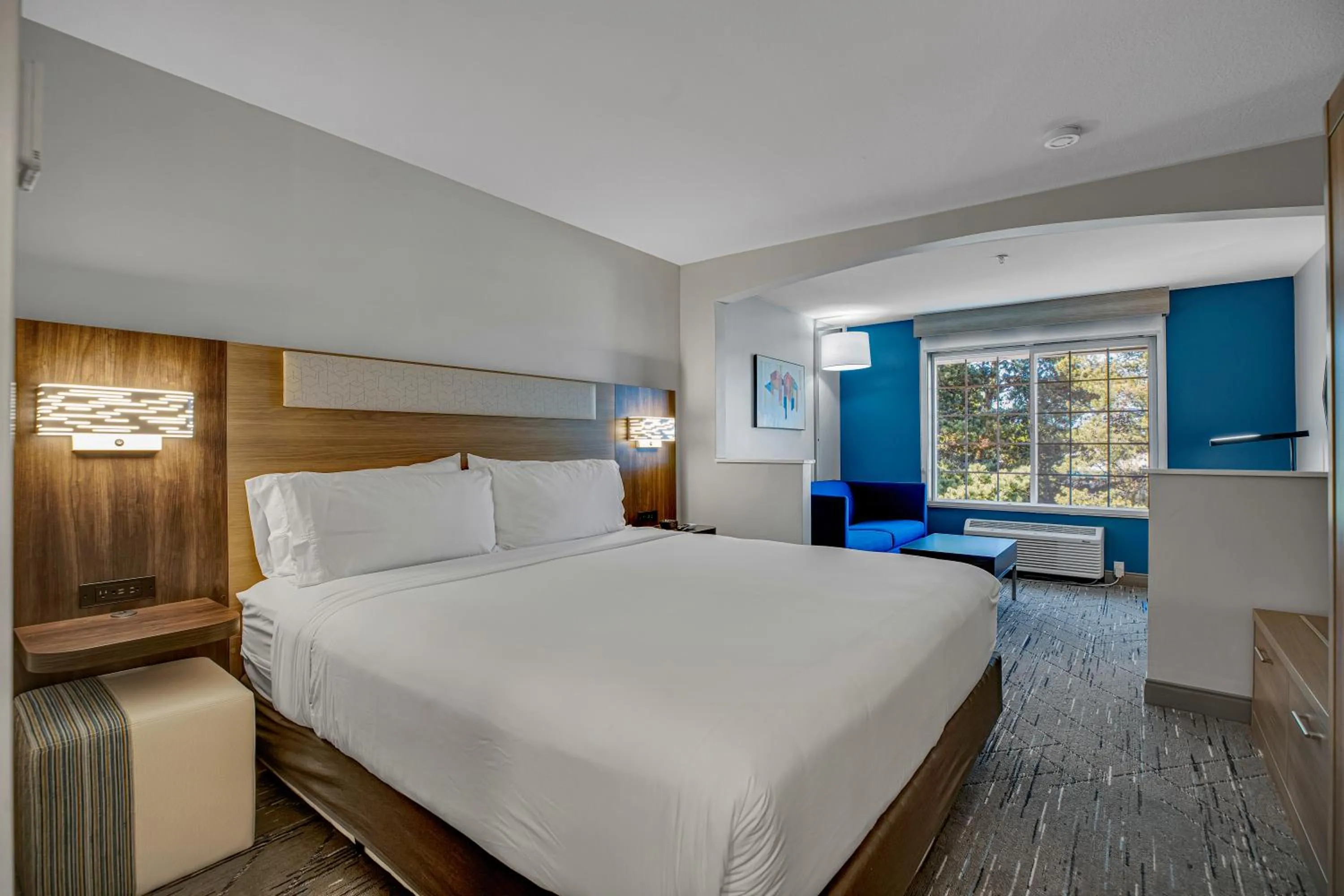 Bedroom, Bed in Holiday Inn Express Hotel & Suites Portland - Jantzen Beach by IHG