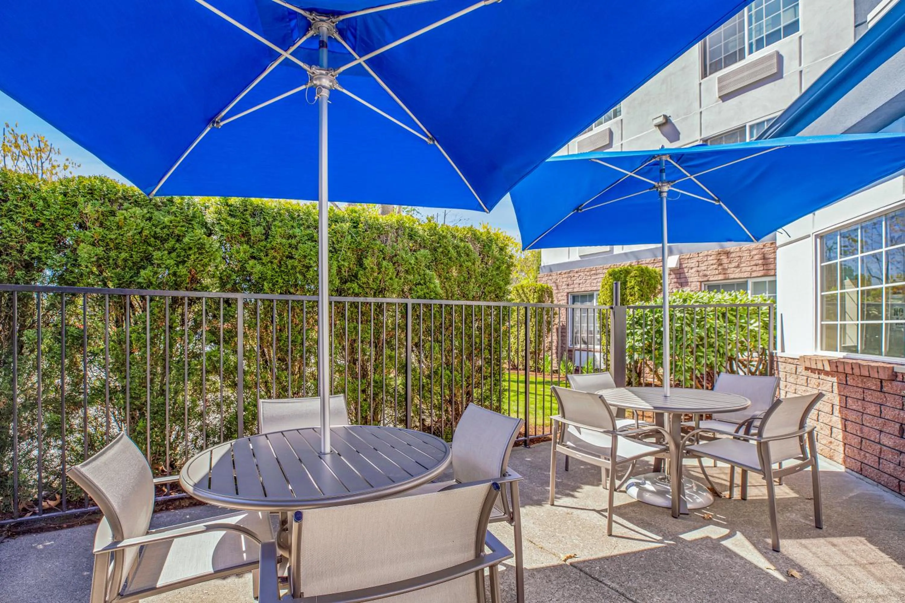 Patio in Holiday Inn Express Hotel & Suites Portland - Jantzen Beach by IHG