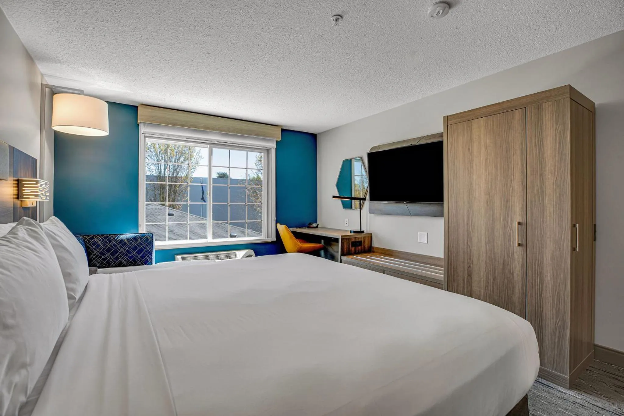 Photo of the whole room, Bed in Holiday Inn Express Hotel & Suites Portland - Jantzen Beach by IHG