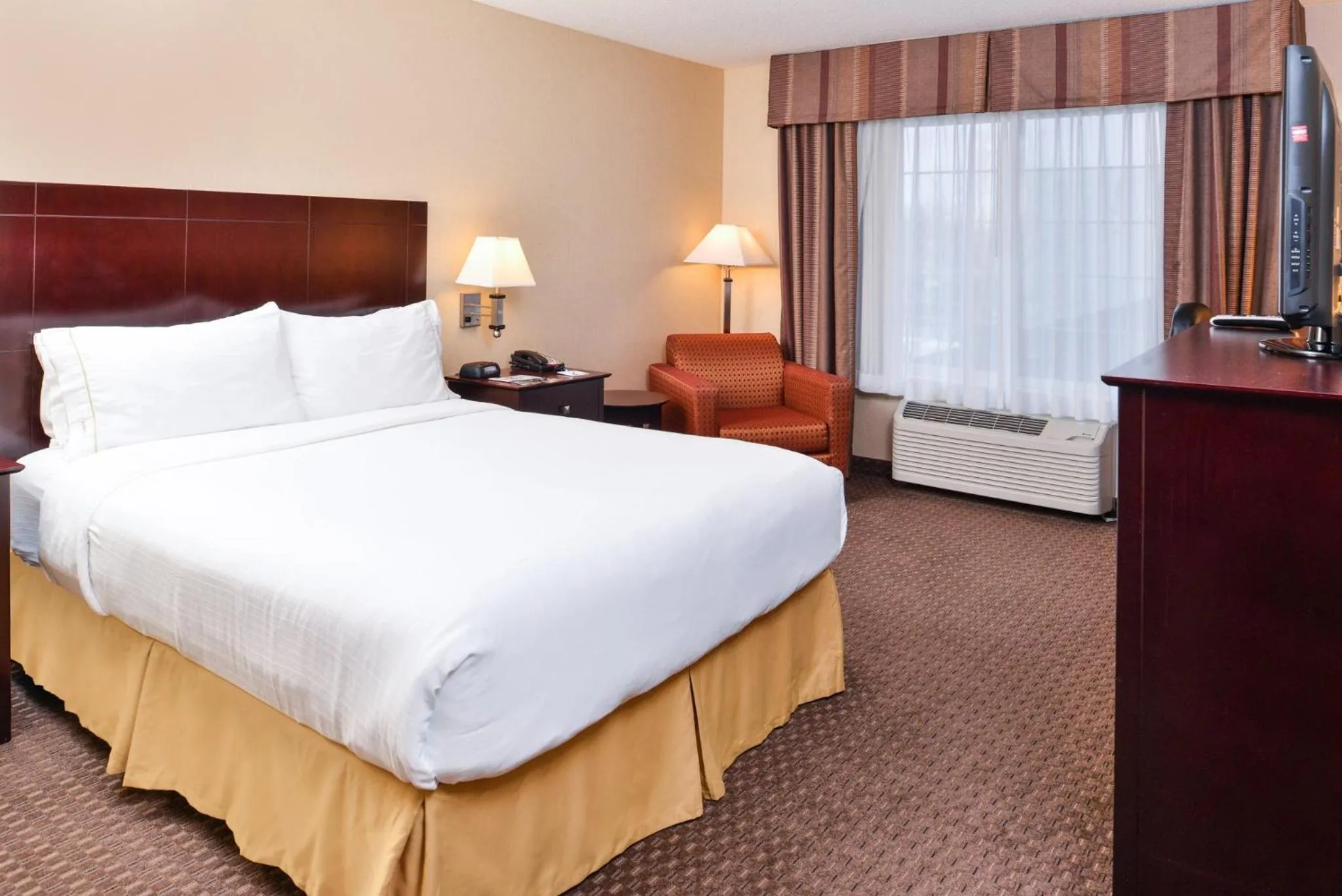 Photo of the whole room, Bed in Holiday Inn Express Hotel & Suites Portland - Jantzen Beach by IHG