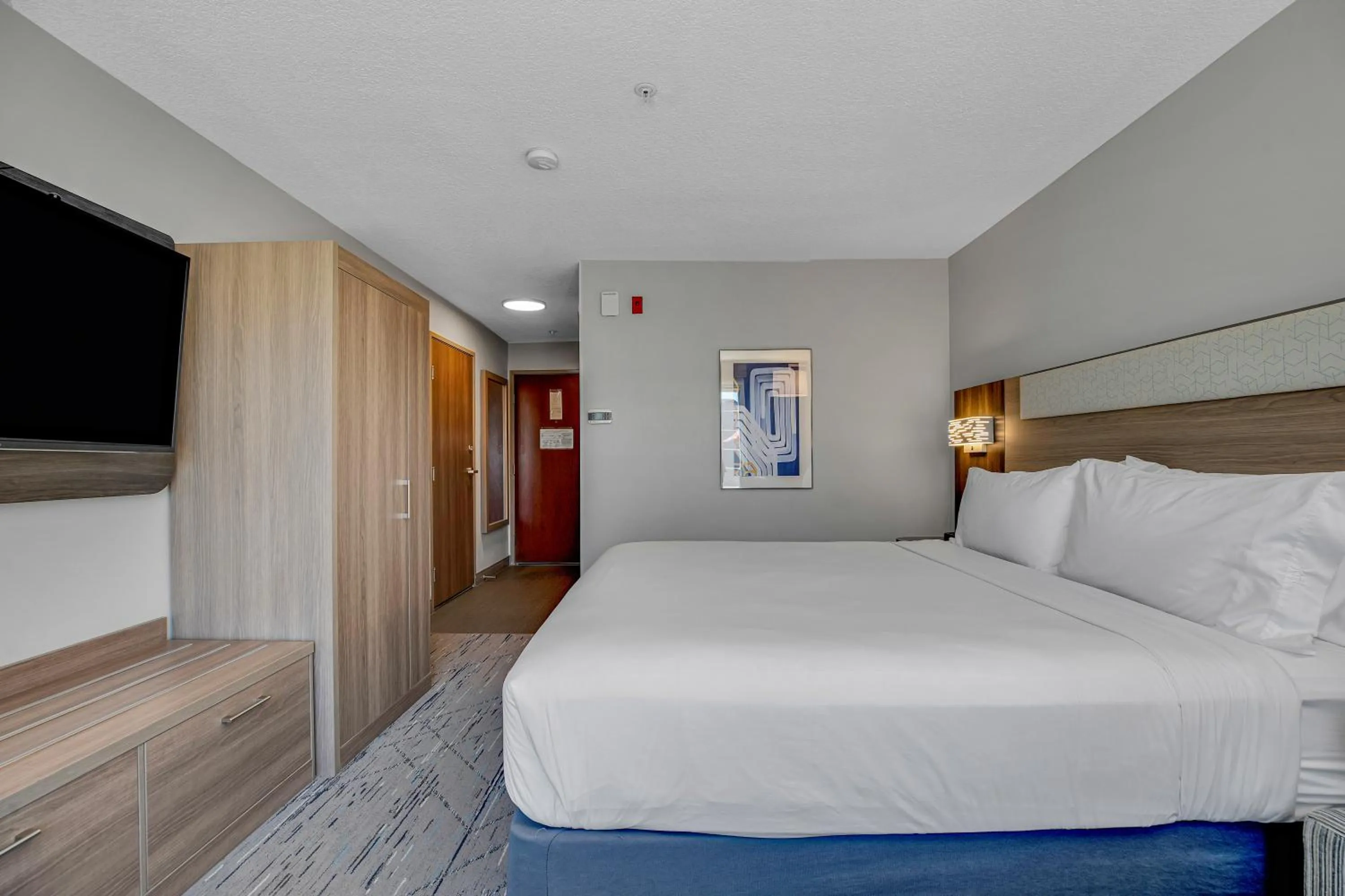 Bedroom, Bed in Holiday Inn Express Hotel & Suites Portland - Jantzen Beach by IHG