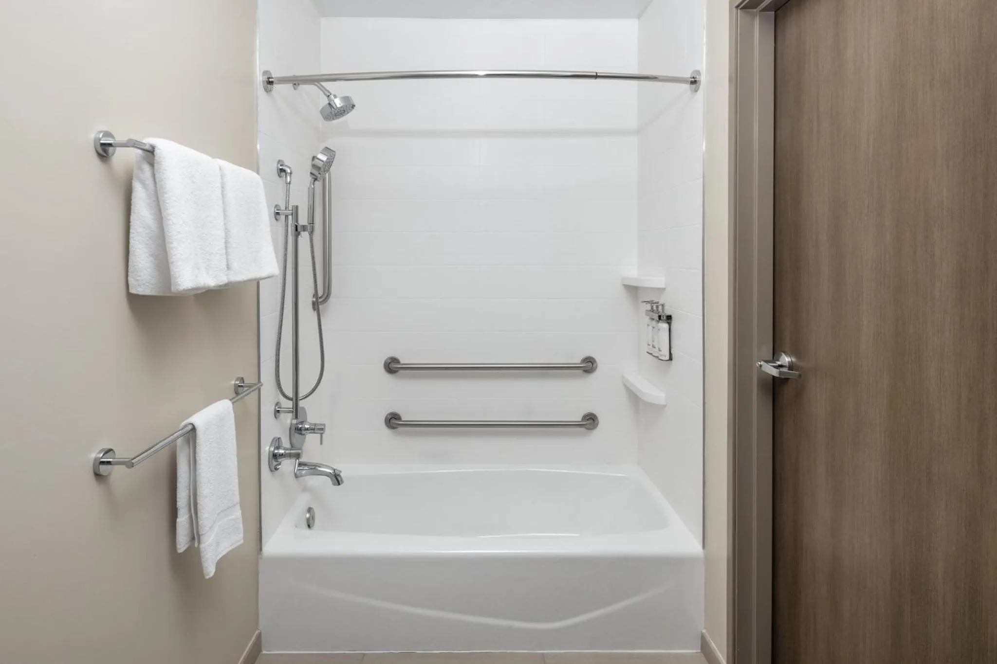 Photo of the whole room in Holiday Inn Express Hotel & Suites Portland - Jantzen Beach by IHG