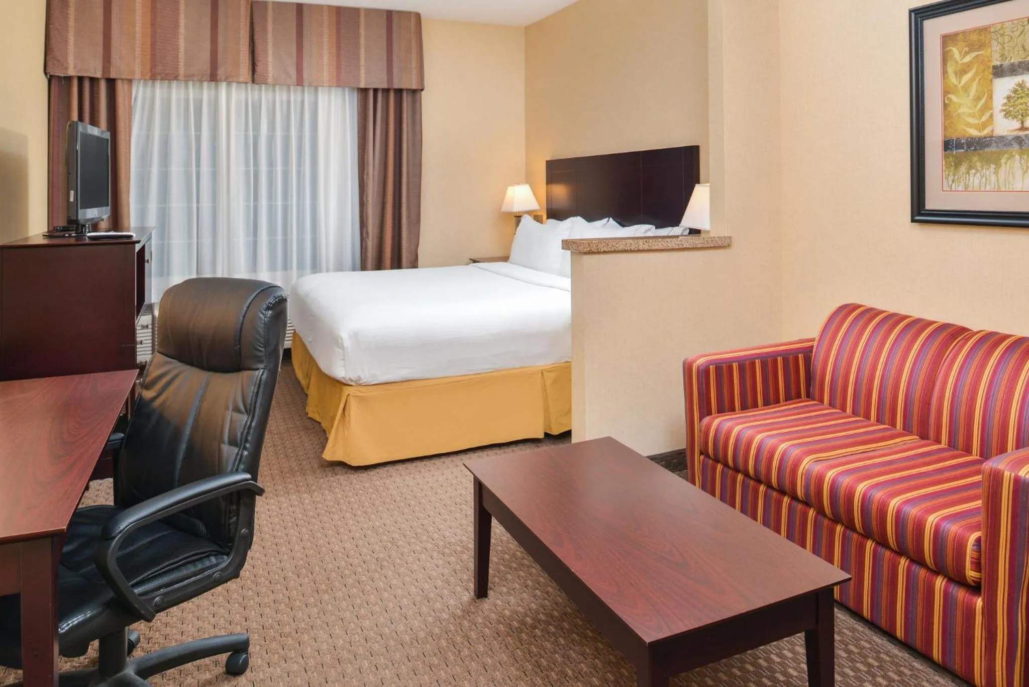 Photo of the whole room, Bed in Holiday Inn Express Hotel & Suites Portland - Jantzen Beach by IHG