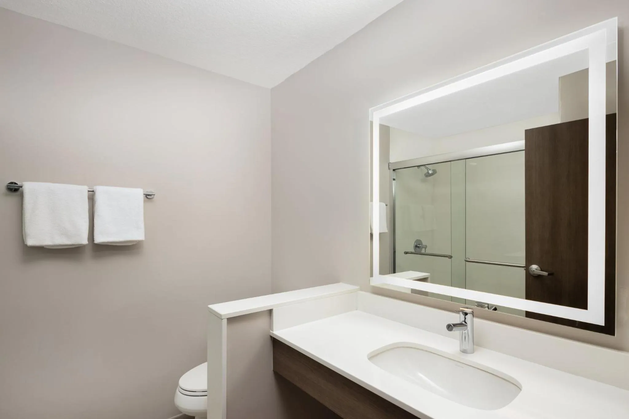 Photo of the whole room in Holiday Inn Express Hotel & Suites Portland - Jantzen Beach by IHG