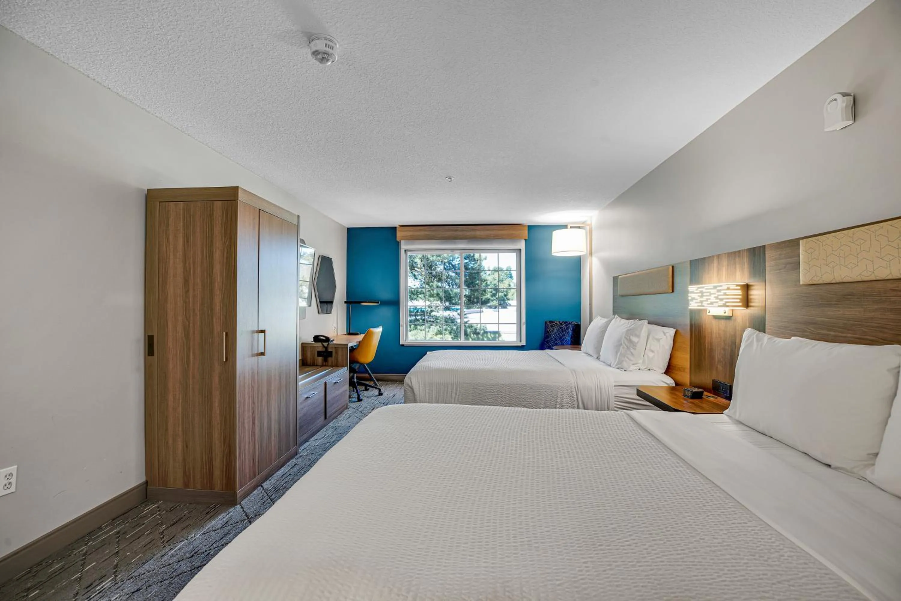 Bedroom, Bed in Holiday Inn Express Hotel & Suites Portland - Jantzen Beach by IHG