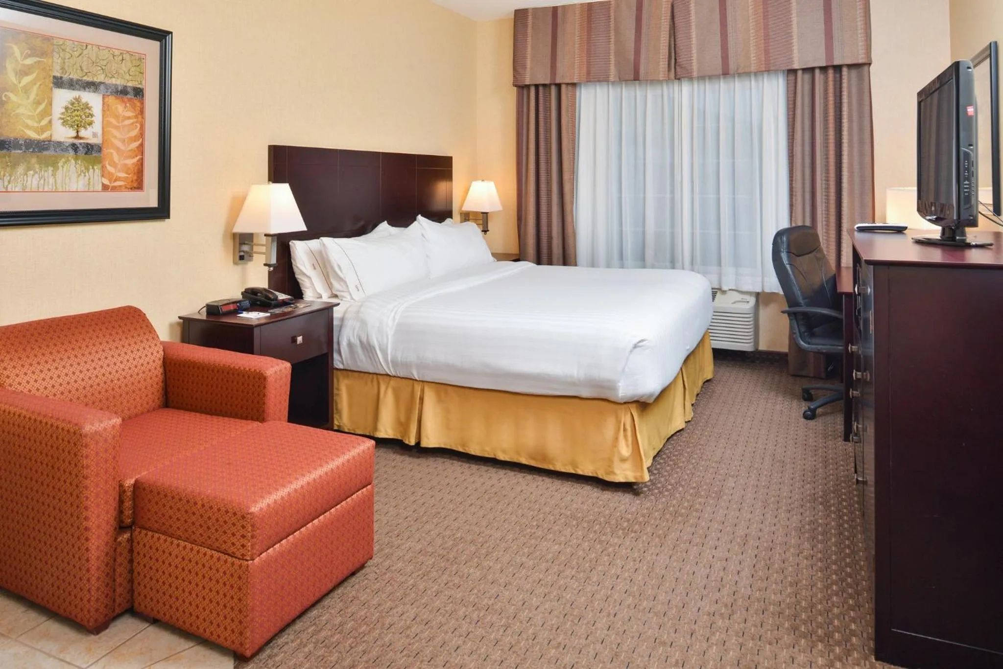Photo of the whole room, Bed in Holiday Inn Express Hotel & Suites Portland - Jantzen Beach by IHG