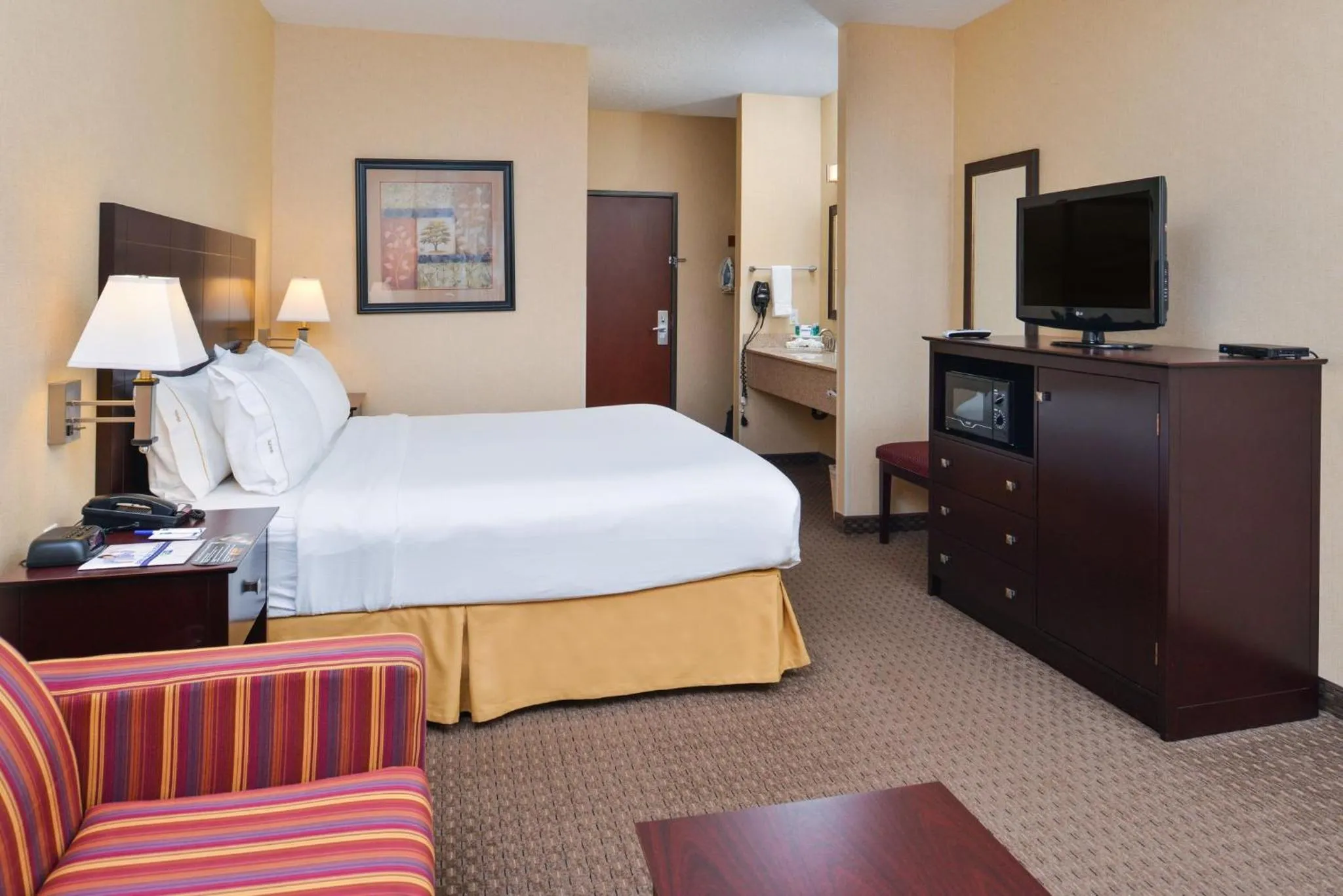 Photo of the whole room, Bed in Holiday Inn Express Hotel & Suites Portland - Jantzen Beach by IHG