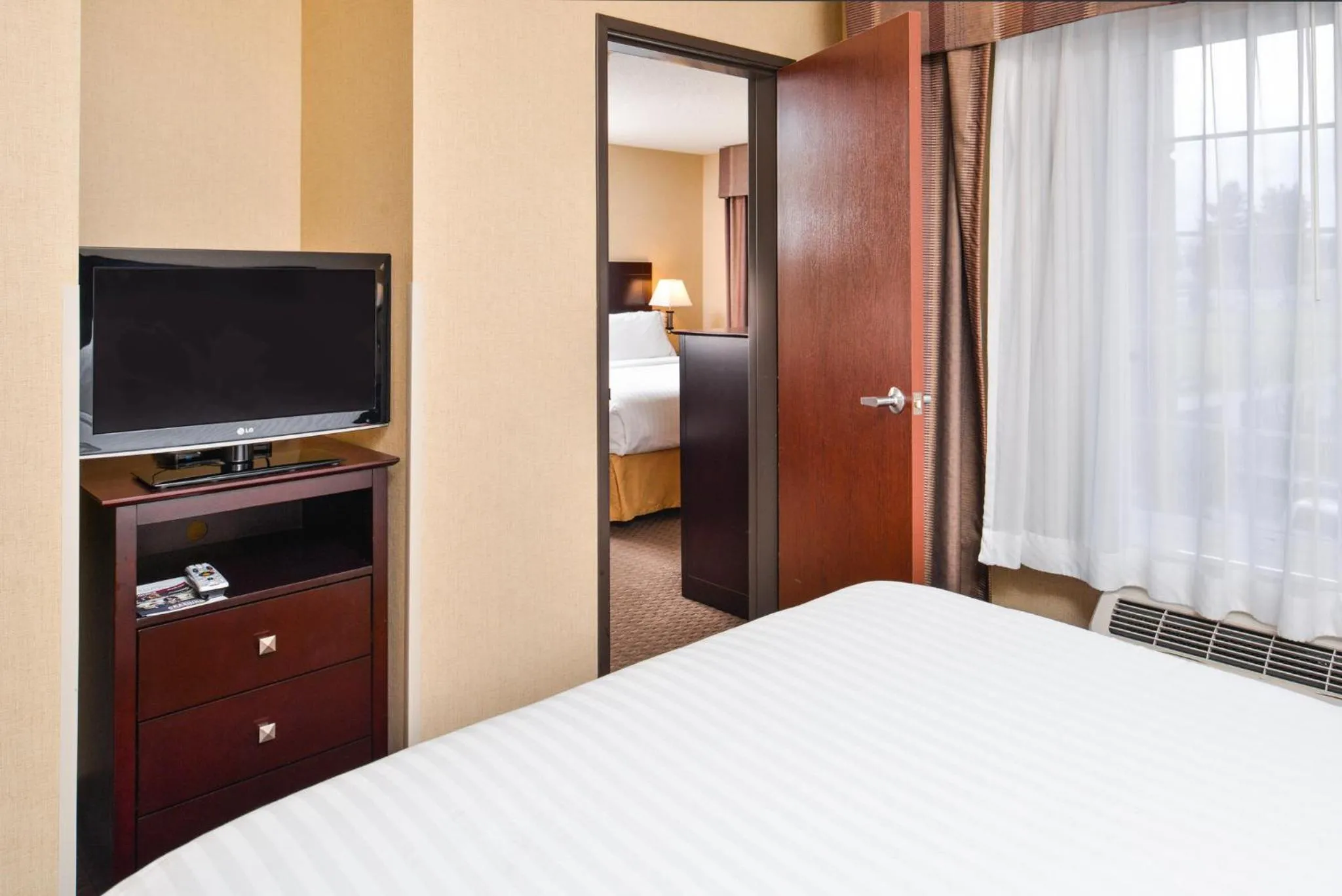 Photo of the whole room, Bed in Holiday Inn Express Hotel & Suites Portland - Jantzen Beach by IHG