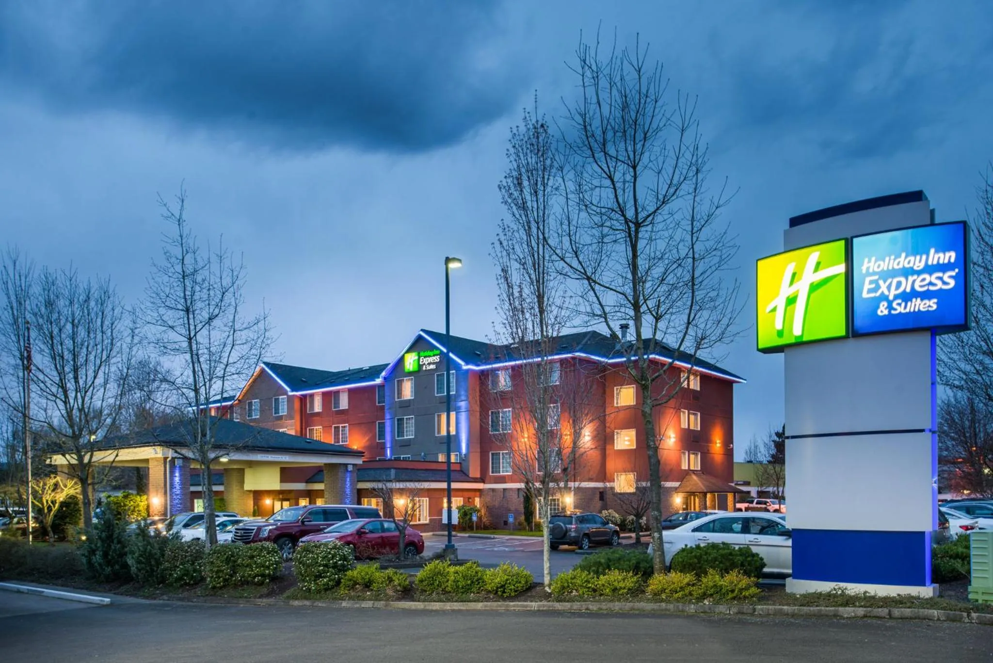 Property building in Holiday Inn Express Hotel & Suites Portland - Jantzen Beach by IHG