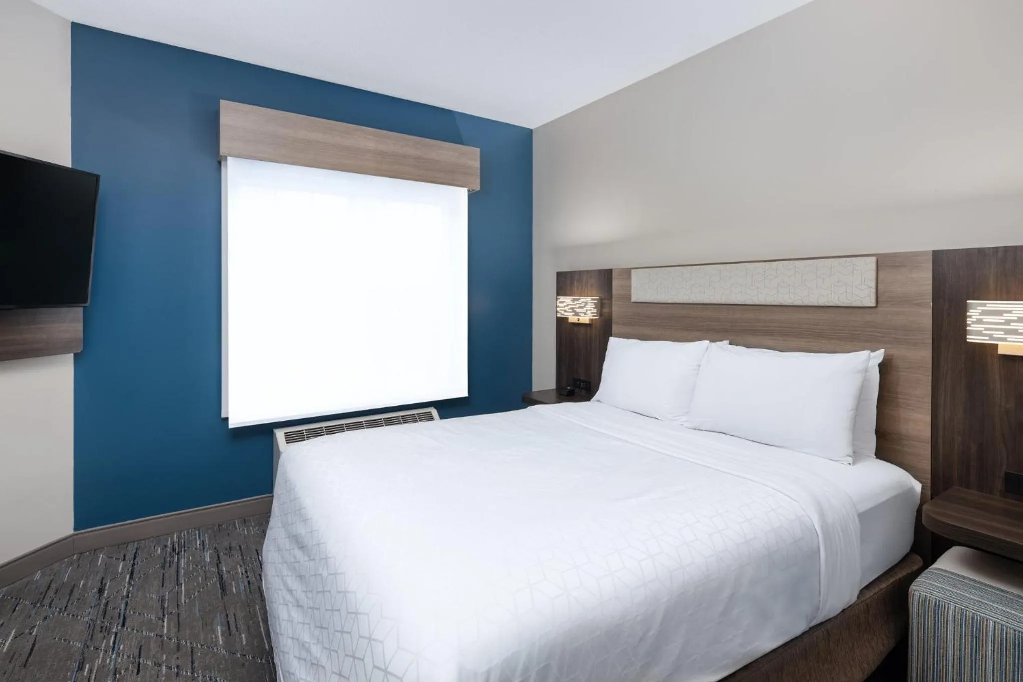 Photo of the whole room, Bed in Holiday Inn Express Hotel & Suites Portland - Jantzen Beach by IHG