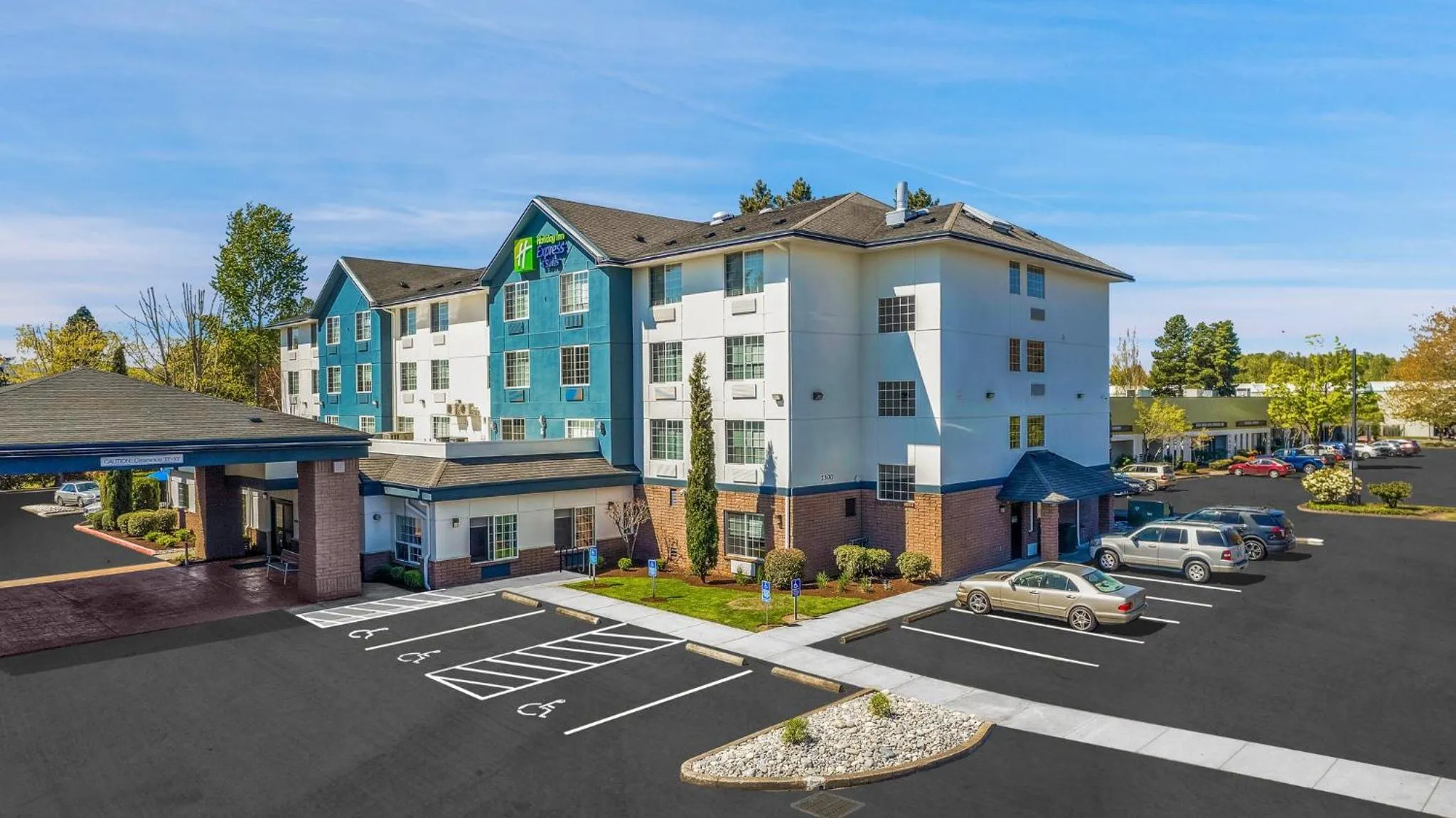 Property building in Holiday Inn Express Hotel & Suites Portland - Jantzen Beach by IHG