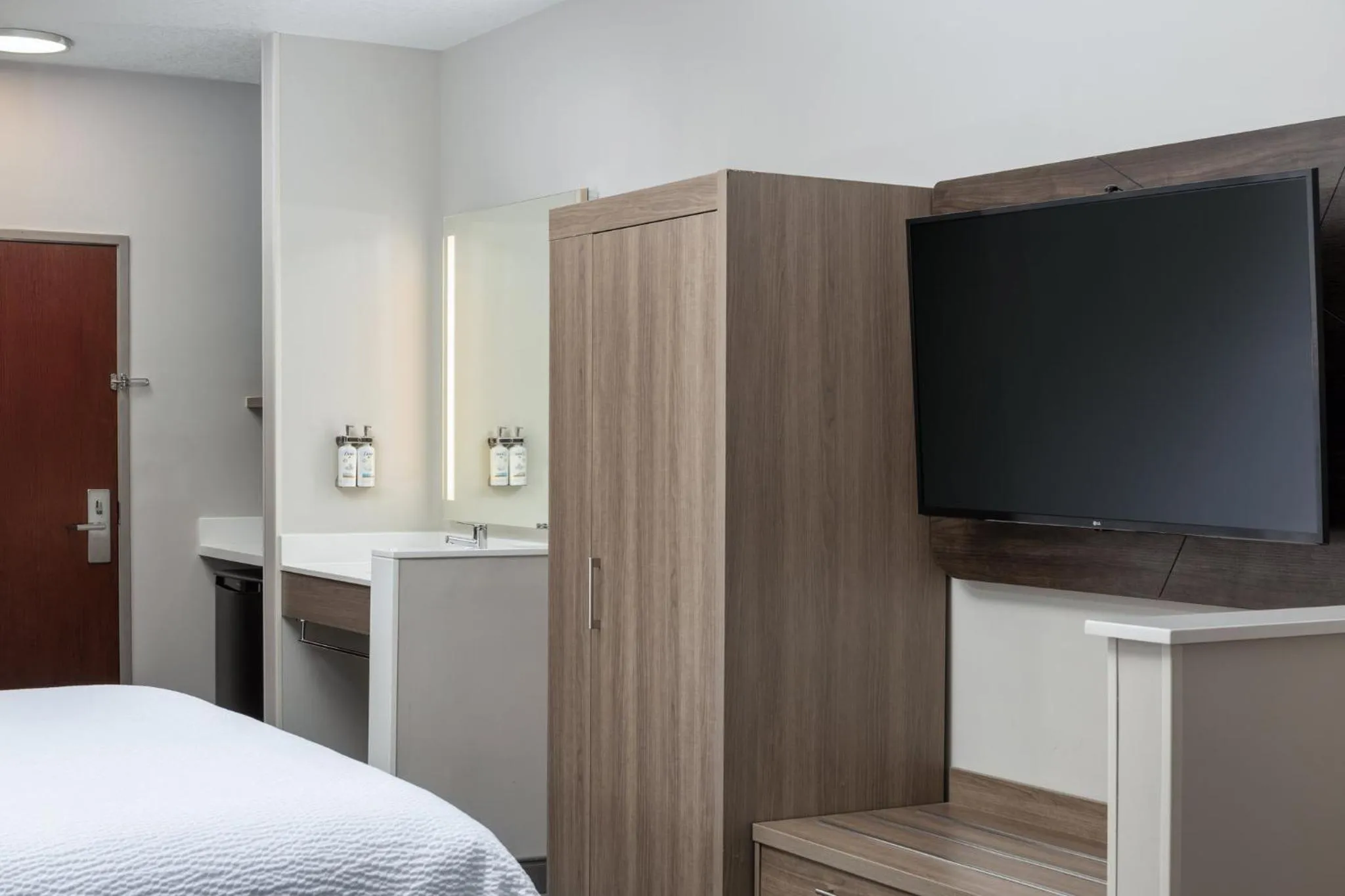 Photo of the whole room, Bed in Holiday Inn Express Hotel & Suites Portland - Jantzen Beach by IHG