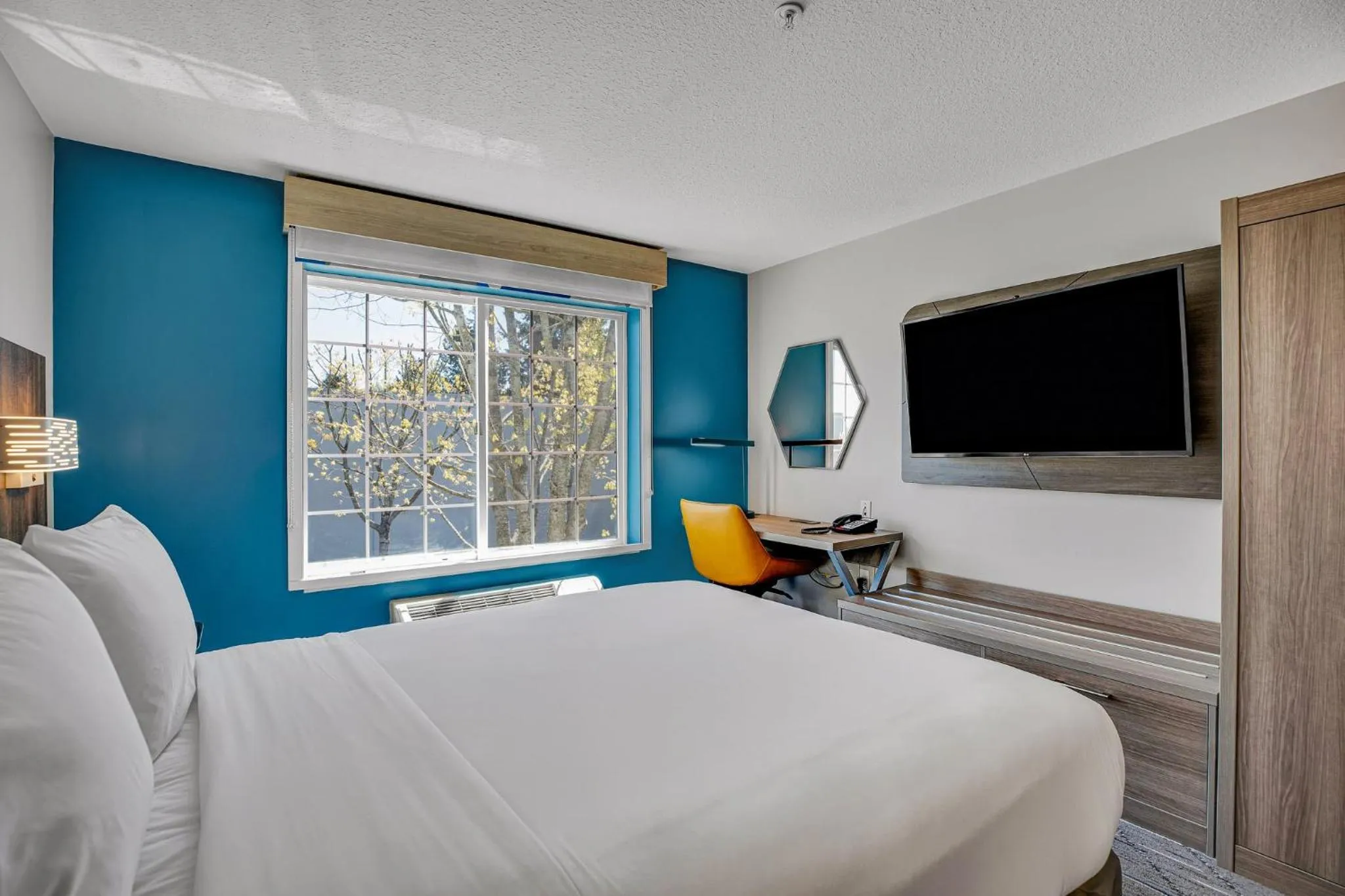Photo of the whole room, Bed in Holiday Inn Express Hotel & Suites Portland - Jantzen Beach by IHG