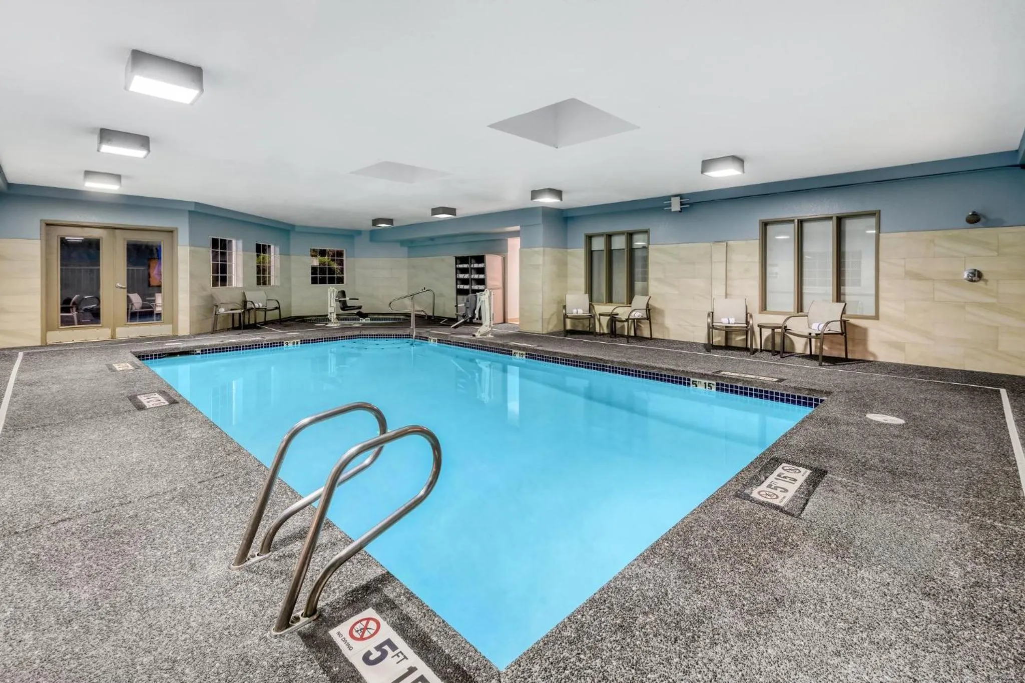 Swimming pool in Holiday Inn Express Hotel & Suites Portland - Jantzen Beach by IHG