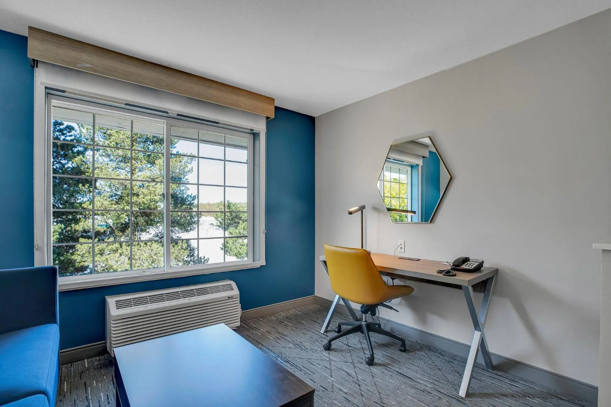 Photo of the whole room in Holiday Inn Express Hotel & Suites Portland - Jantzen Beach by IHG