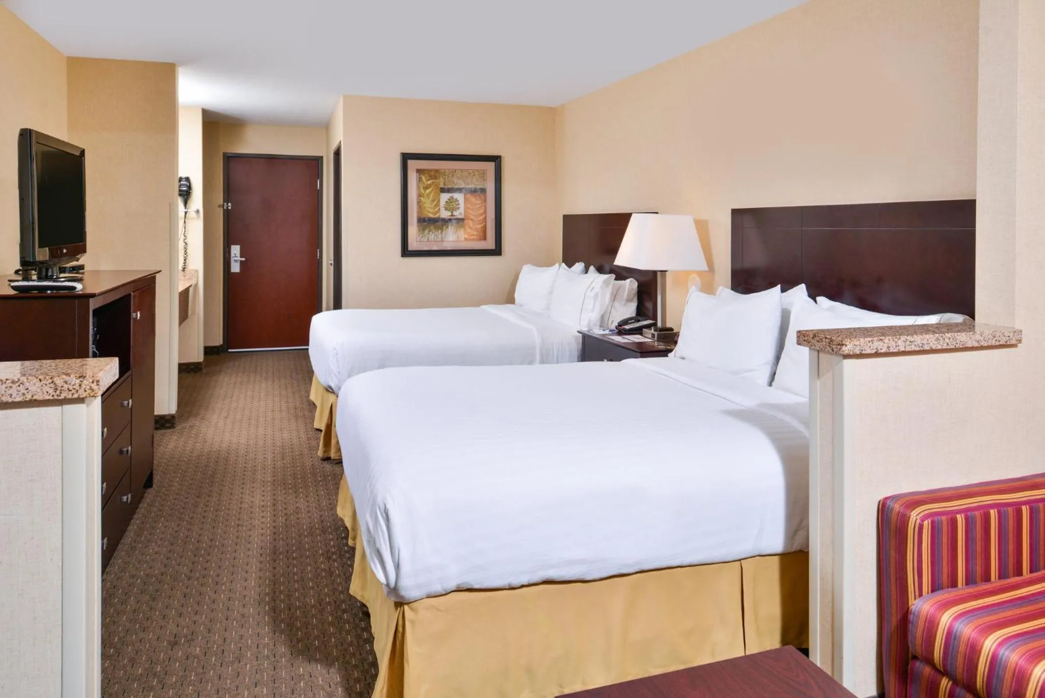 Photo of the whole room, Bed in Holiday Inn Express Hotel & Suites Portland - Jantzen Beach by IHG