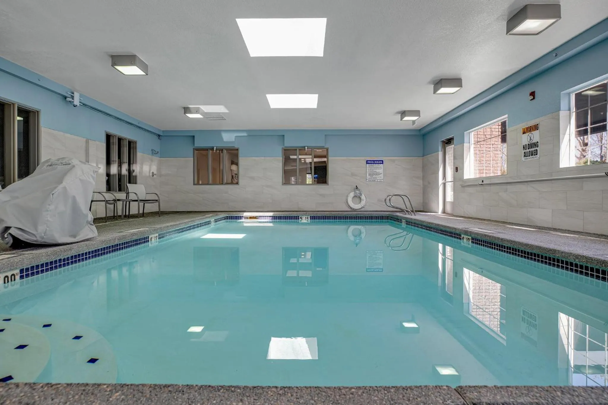 Swimming pool in Holiday Inn Express Hotel & Suites Portland - Jantzen Beach by IHG