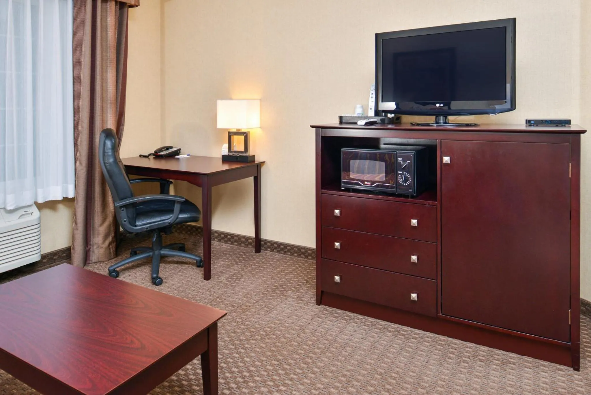 Photo of the whole room in Holiday Inn Express Hotel & Suites Portland - Jantzen Beach by IHG