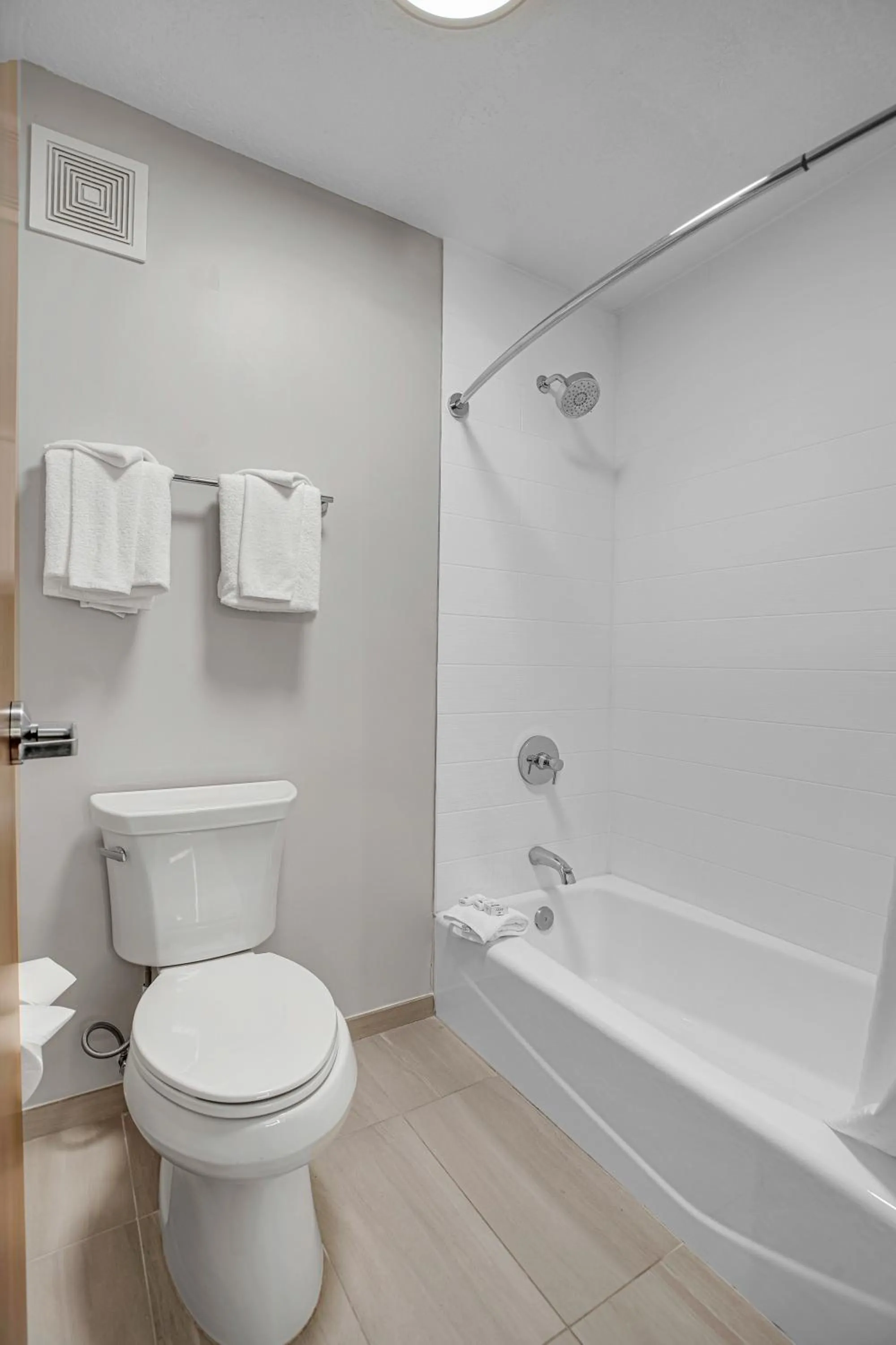 Bath in Holiday Inn Express Hotel & Suites Portland - Jantzen Beach by IHG