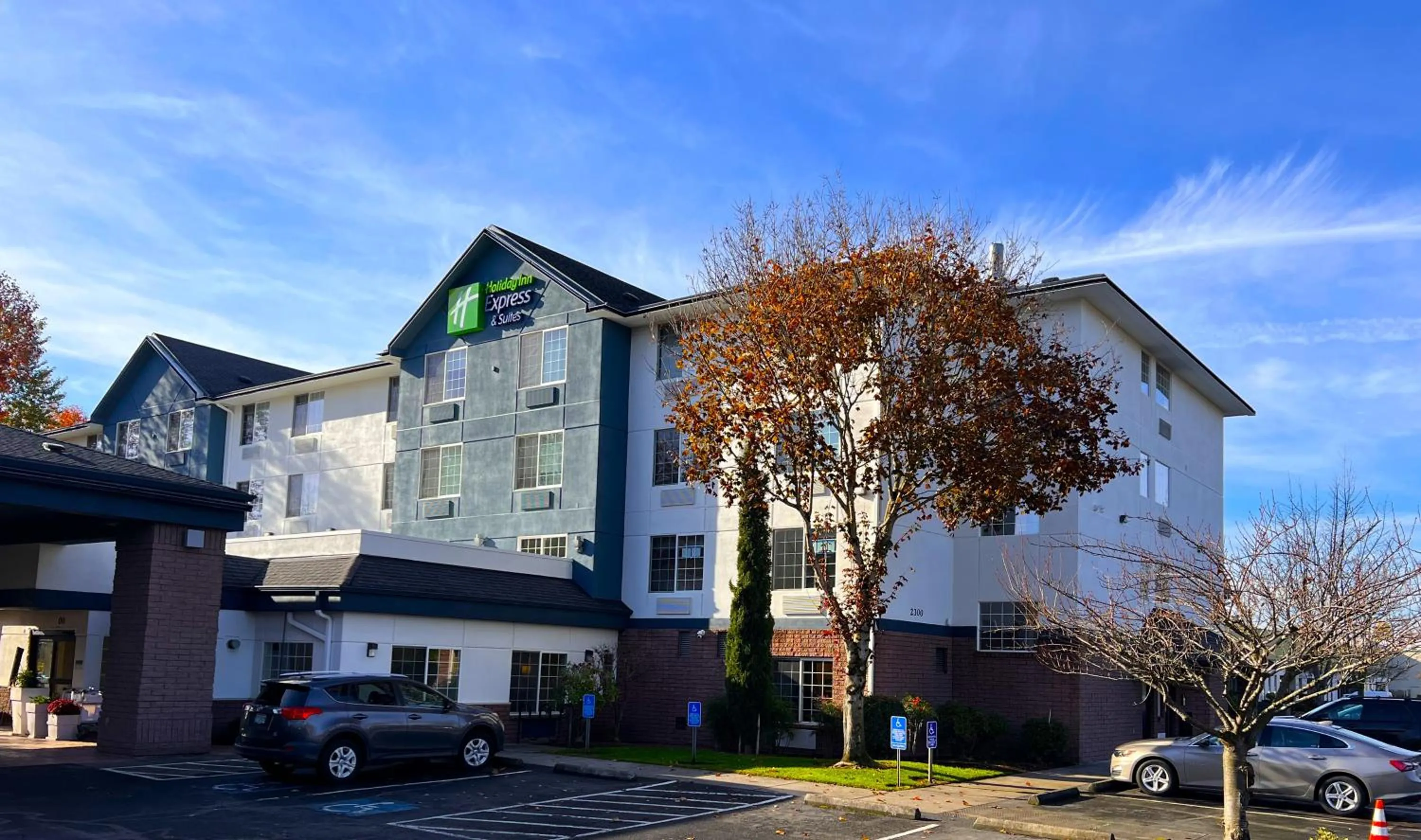 Property building in Holiday Inn Express Hotel & Suites Portland - Jantzen Beach by IHG