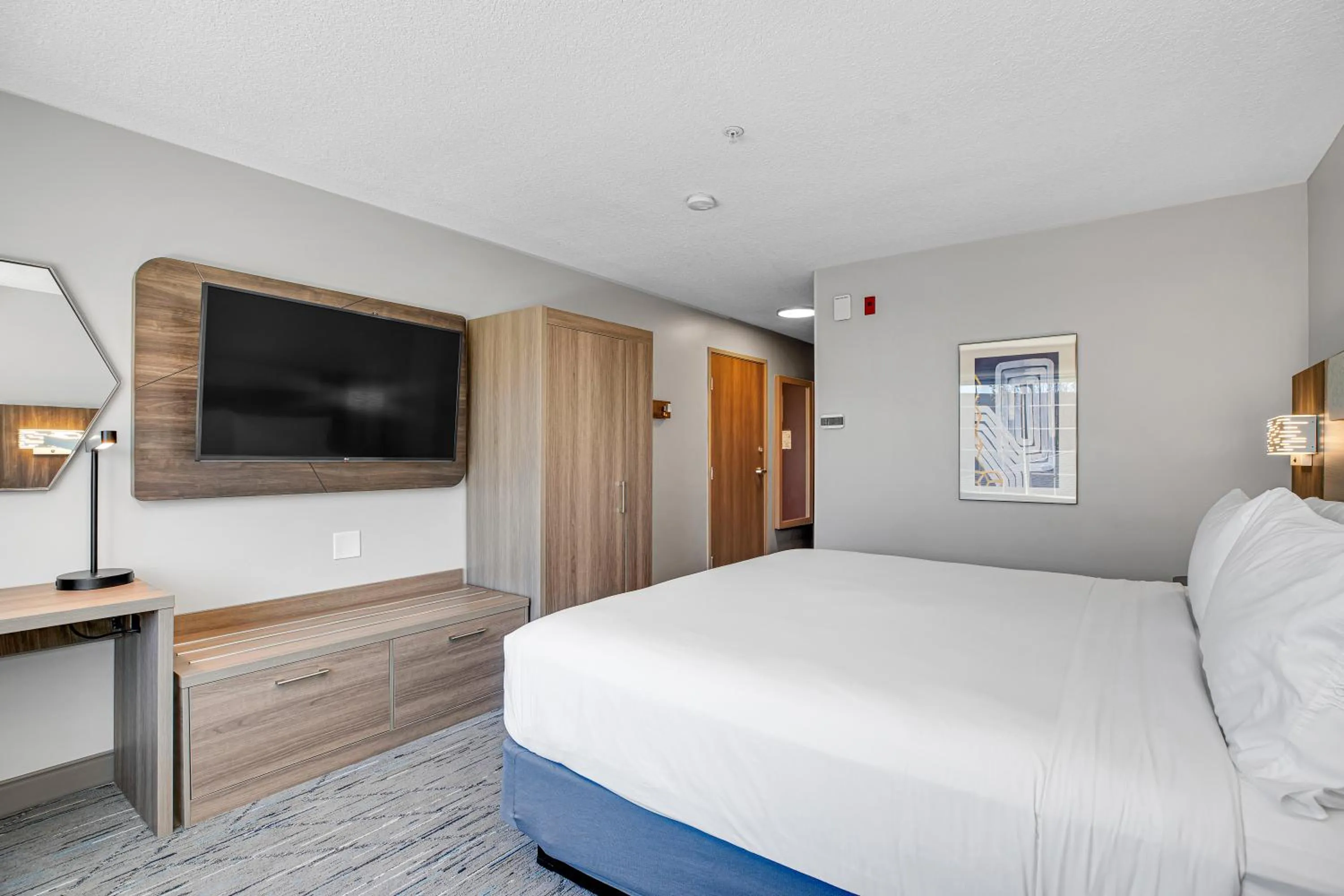Bedroom, Bed in Holiday Inn Express Hotel & Suites Portland - Jantzen Beach by IHG