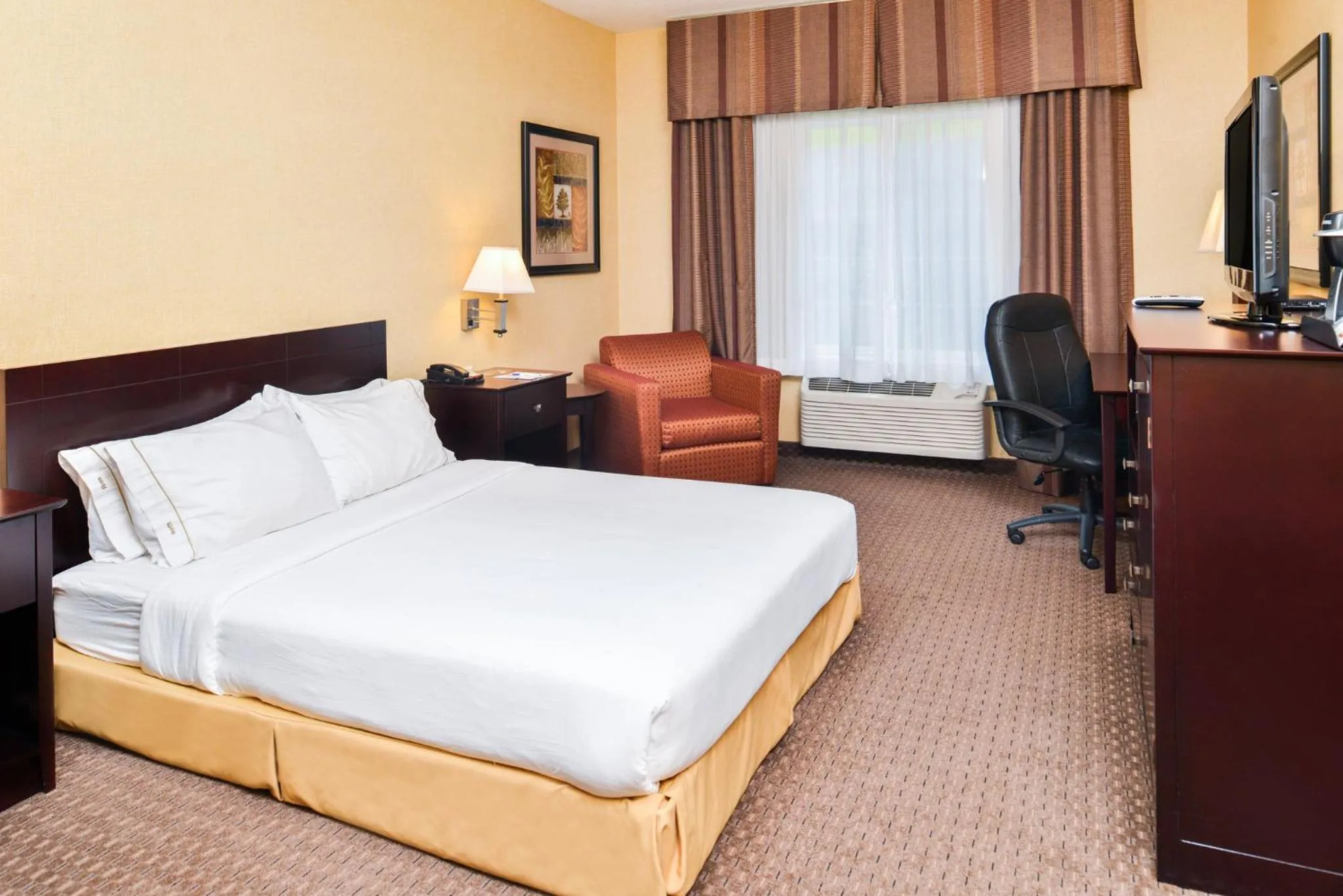 Photo of the whole room, Bed in Holiday Inn Express Hotel & Suites Portland - Jantzen Beach by IHG