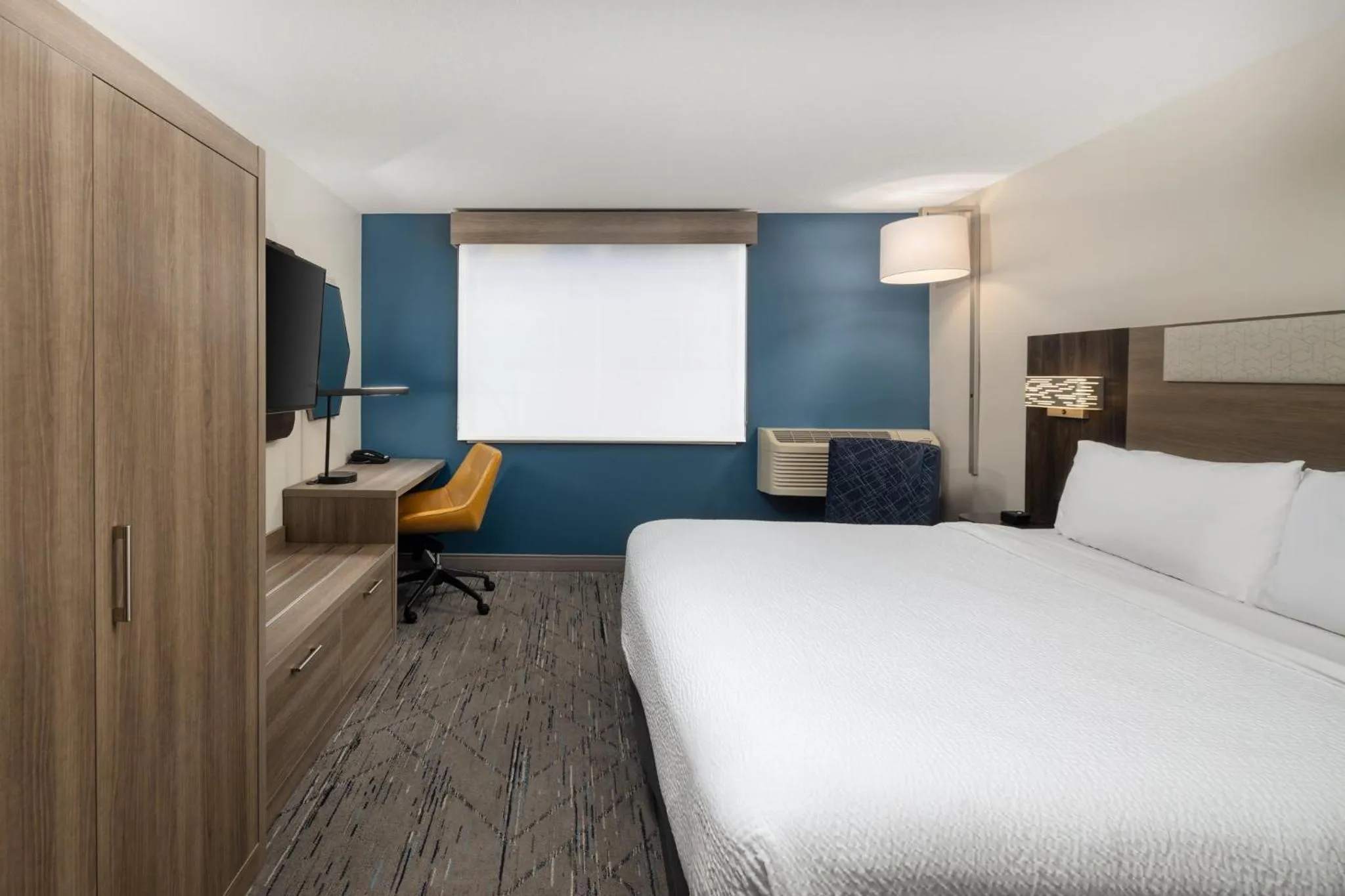 Photo of the whole room, Bed in Holiday Inn Express Hotel & Suites Portland - Jantzen Beach by IHG