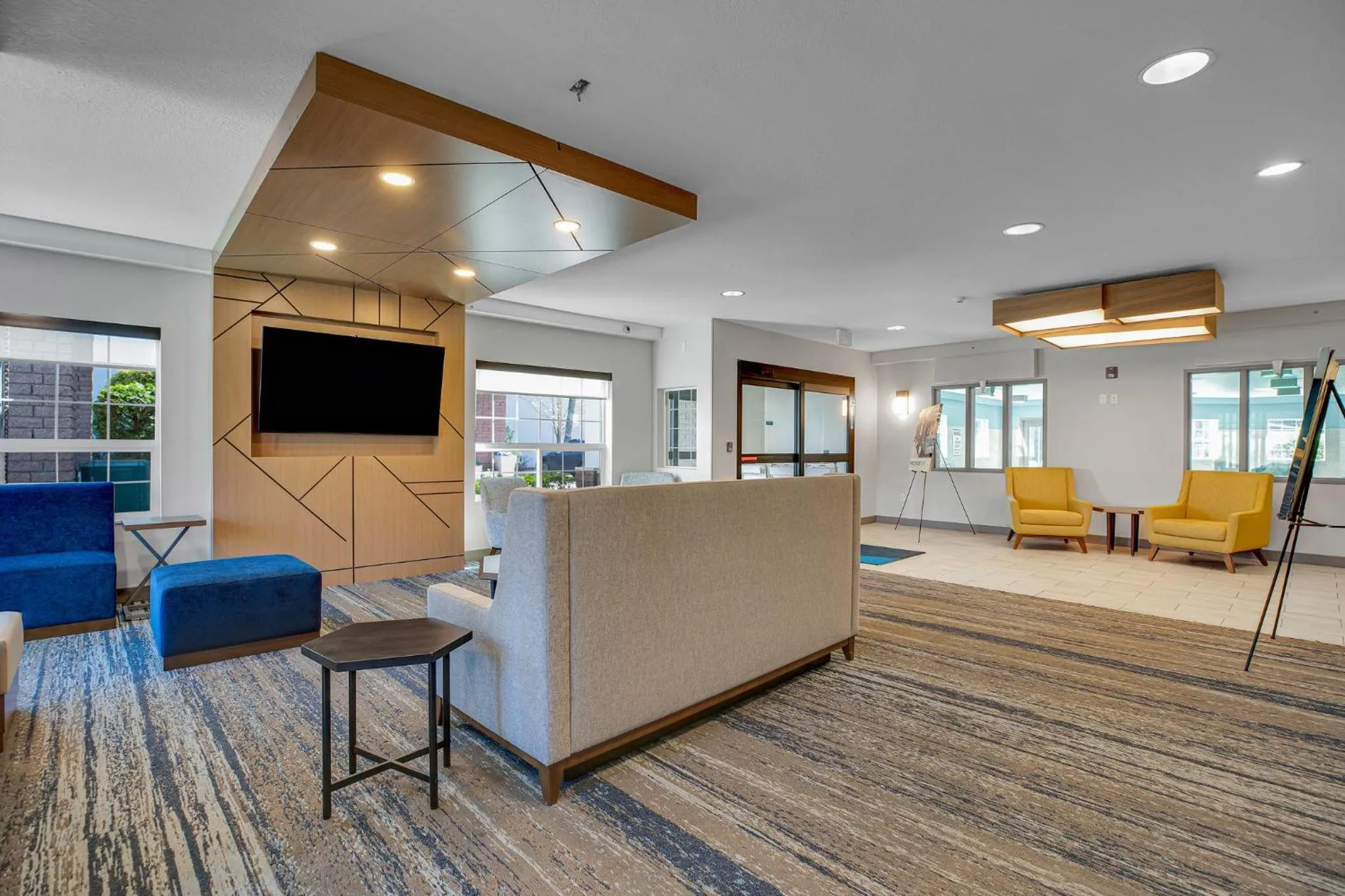 Property building in Holiday Inn Express Hotel & Suites Portland - Jantzen Beach by IHG