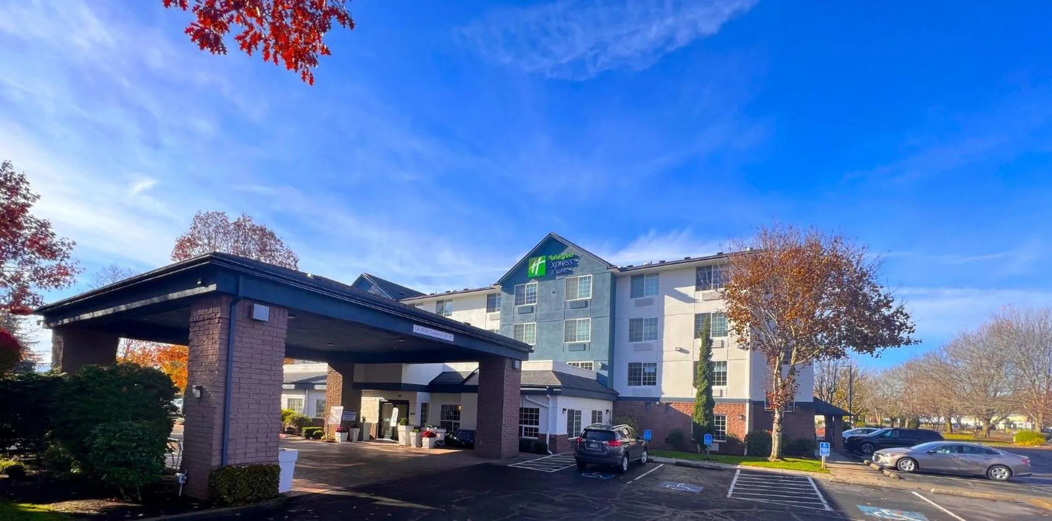 Property building in Holiday Inn Express Hotel & Suites Portland - Jantzen Beach by IHG