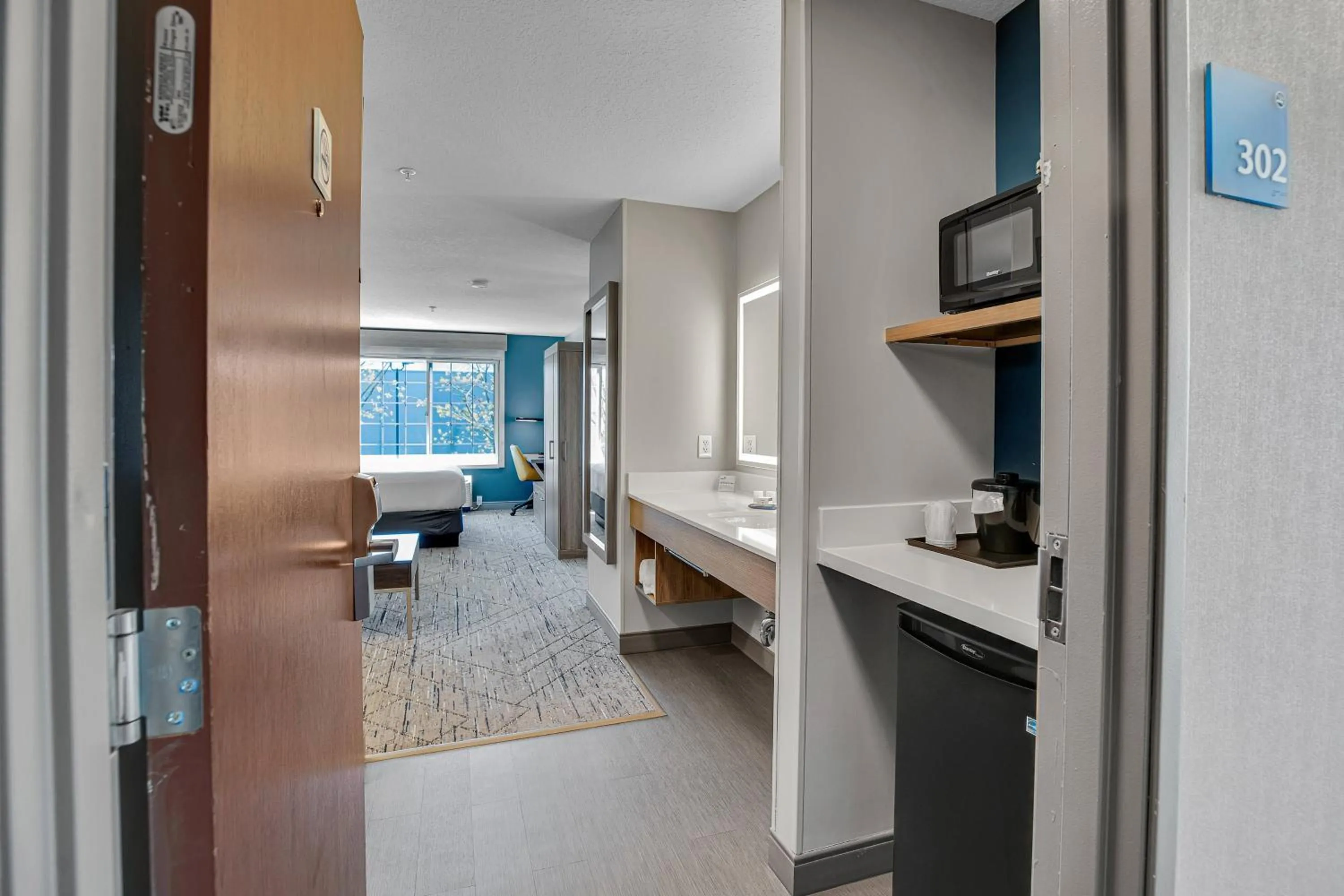 Photo of the whole room, Bed in Holiday Inn Express Hotel & Suites Portland - Jantzen Beach by IHG