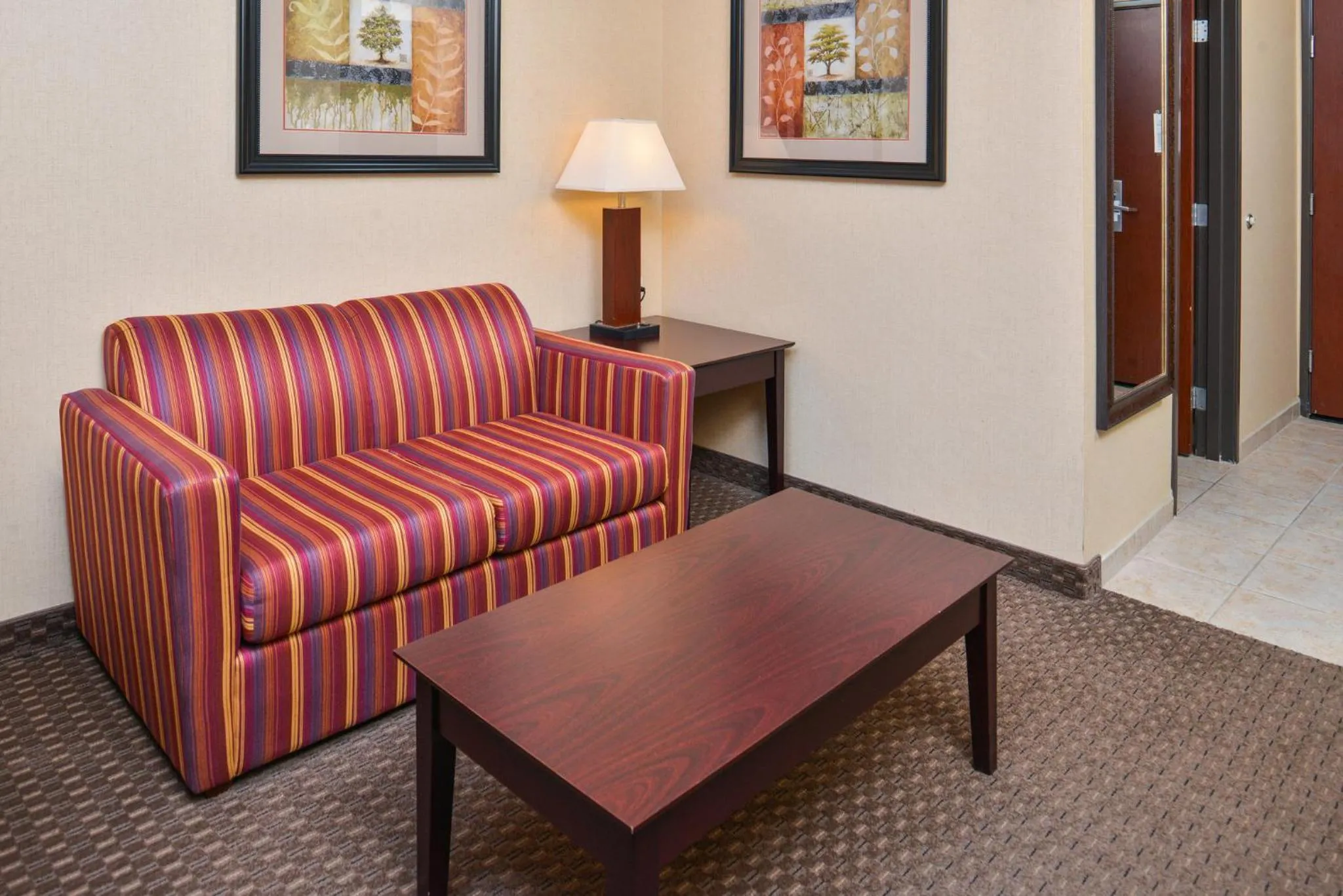Photo of the whole room in Holiday Inn Express Hotel & Suites Portland - Jantzen Beach by IHG