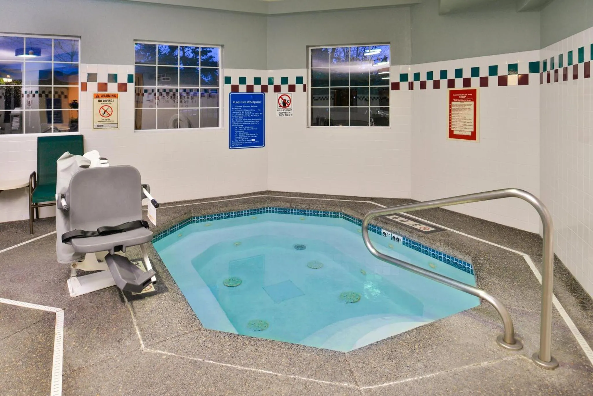 Swimming pool in Holiday Inn Express Hotel & Suites Portland - Jantzen Beach by IHG