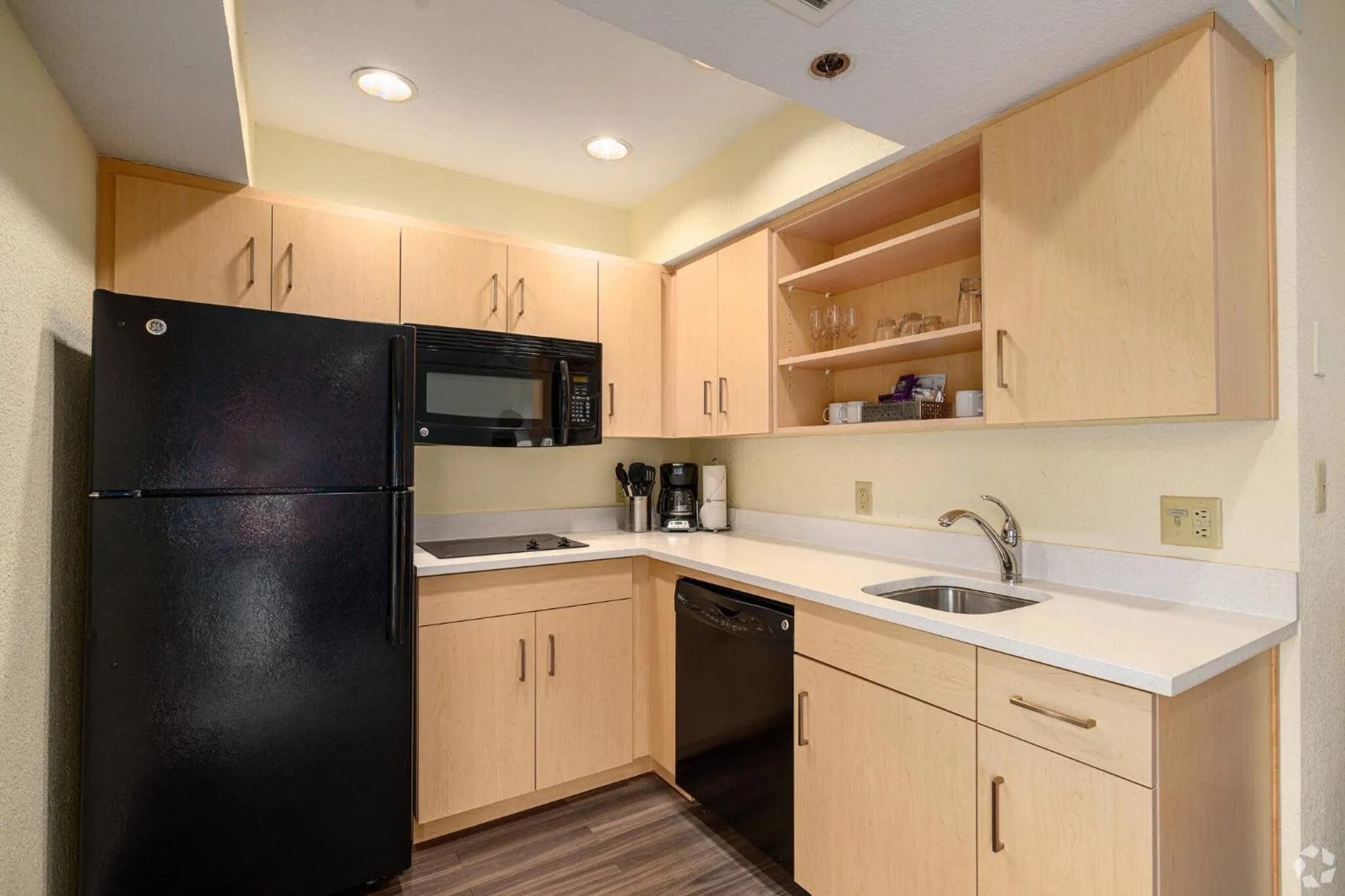 Avia Residences on Lincoln - Extended Stay