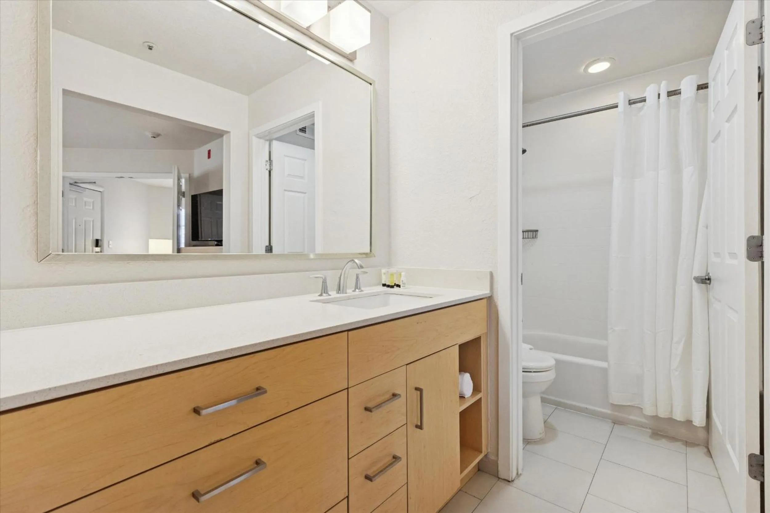 Avia Residences on Lincoln - Extended Stay