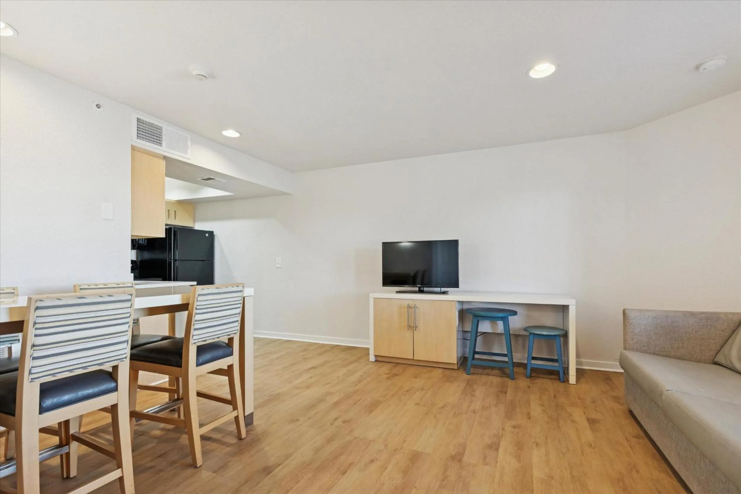 Avia Residences on Lincoln - Extended Stay