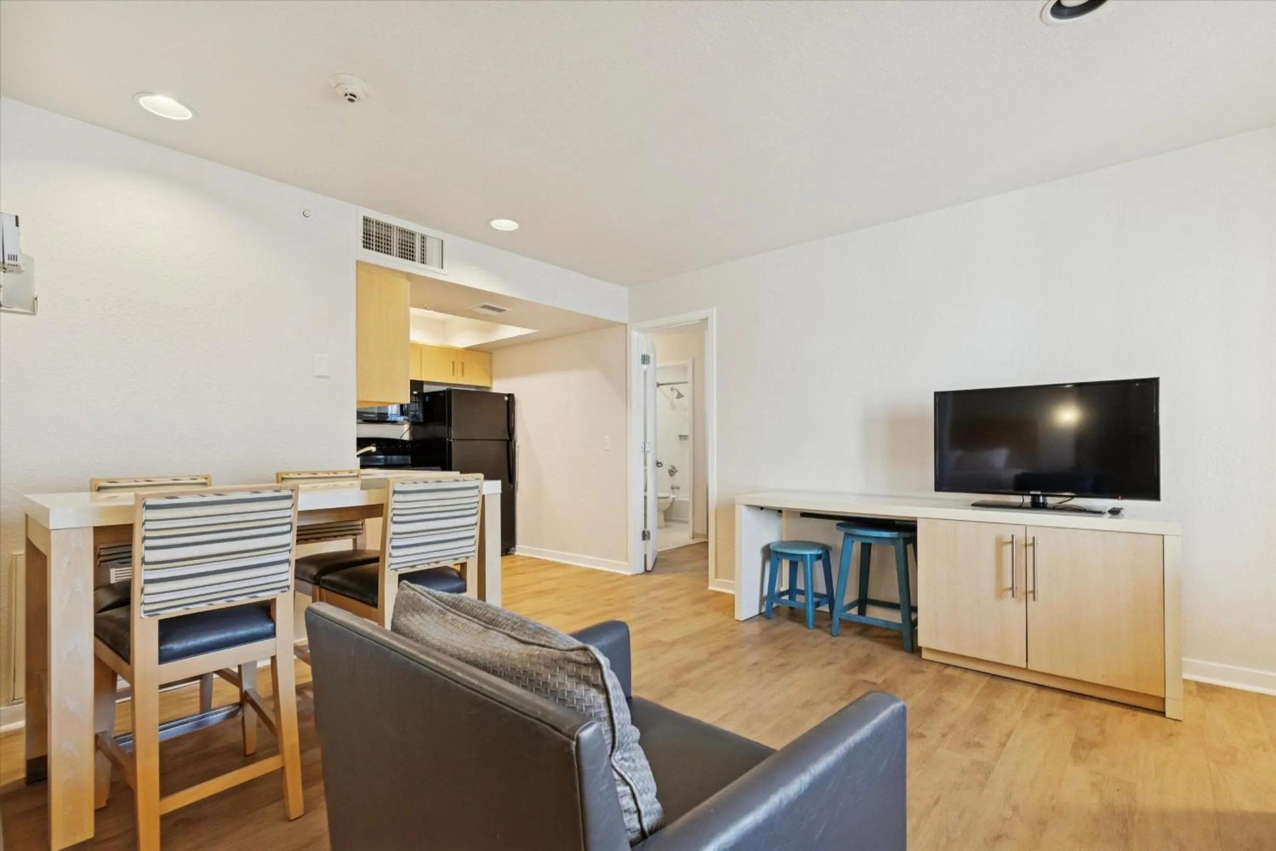 Avia Residences on Lincoln - Extended Stay