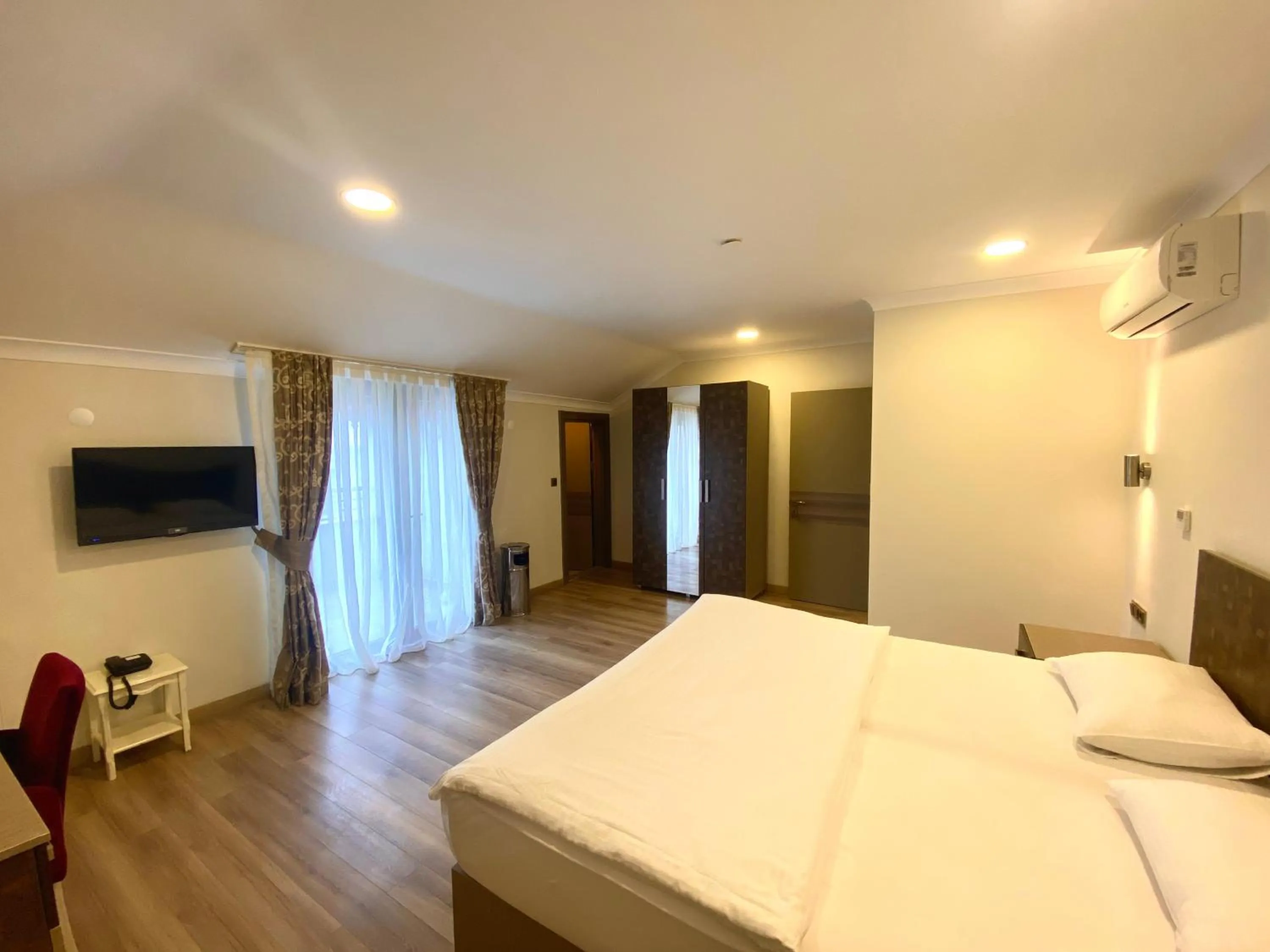 Bed, TV/Entertainment Center in Caykent Suites Deluxe Hotel