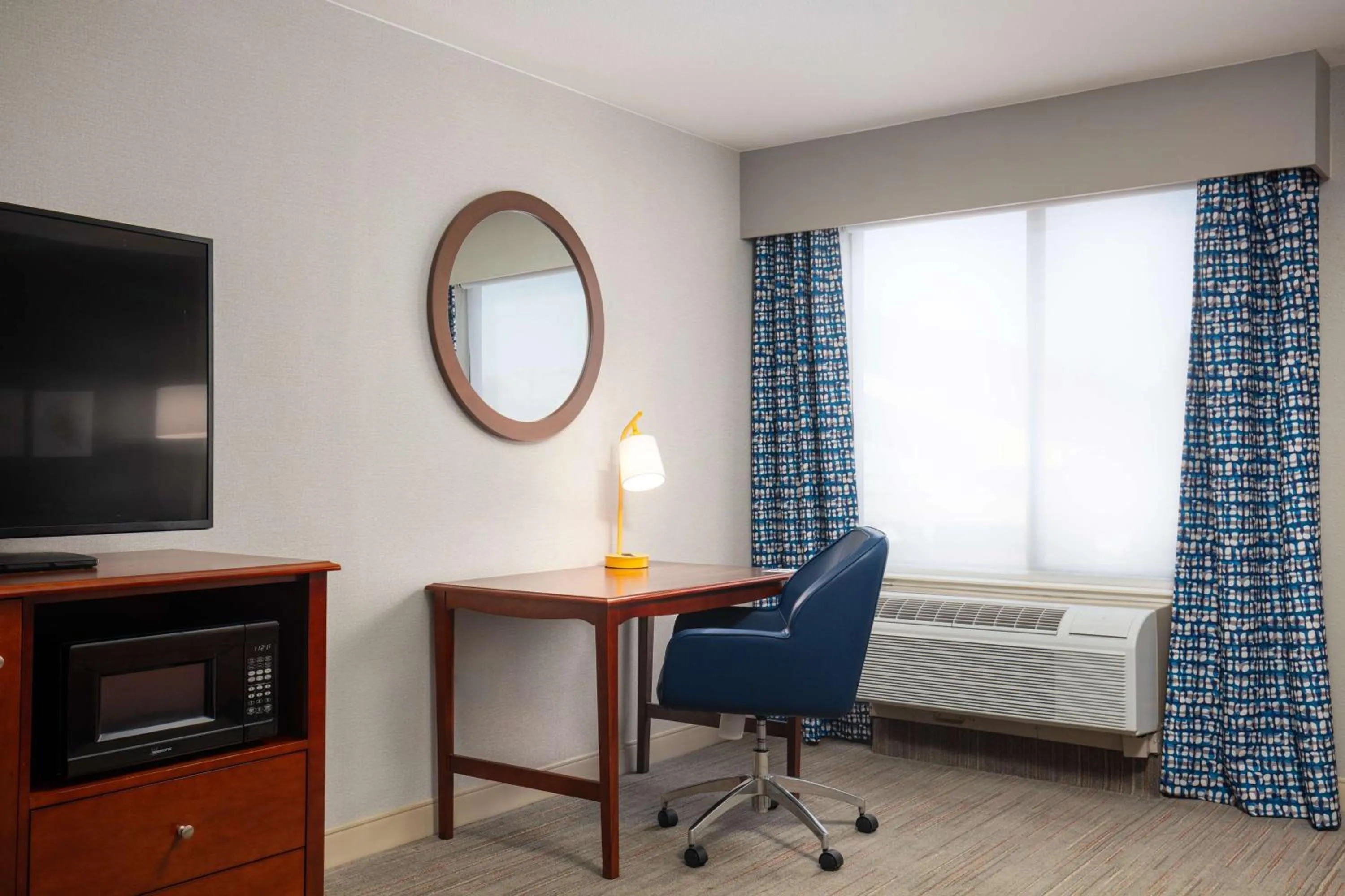 Bedroom, Bed in Hampton Inn Medford