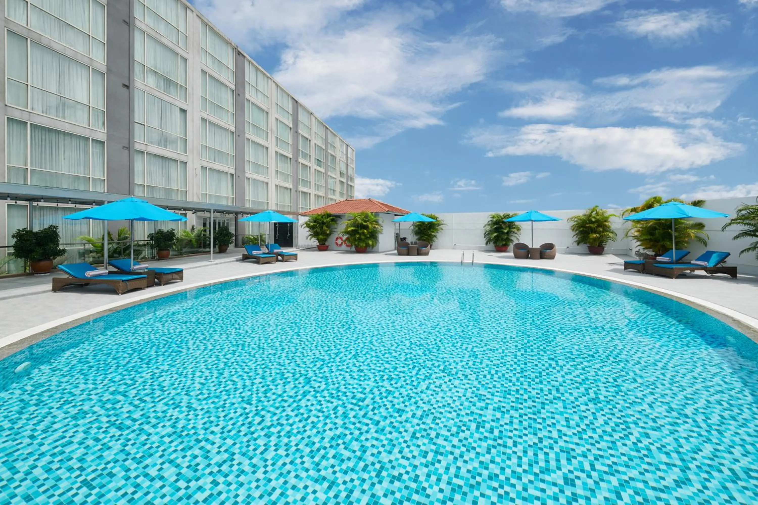 Swimming pool in Eastin Grand Hotel Saigon
