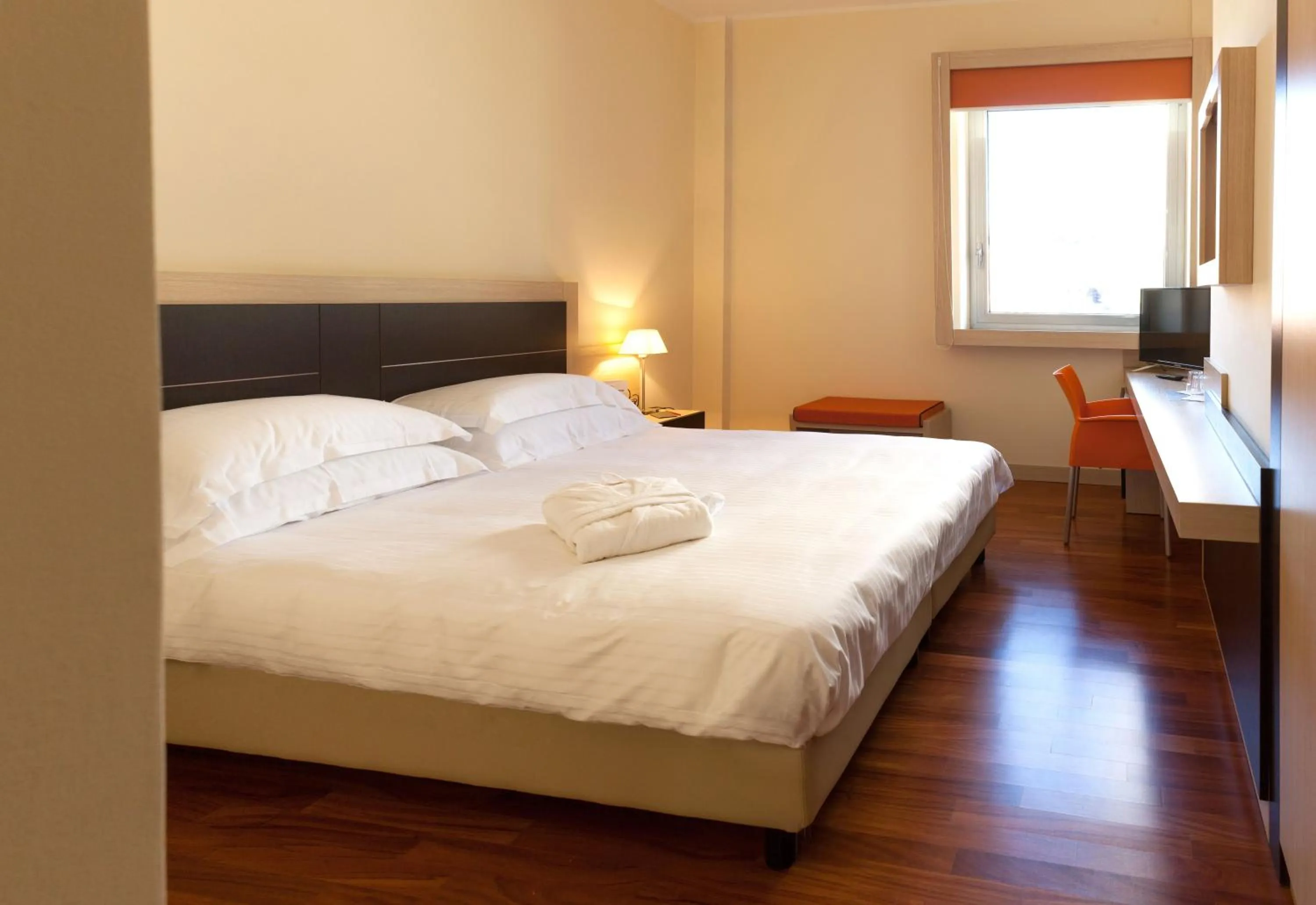 Bedroom, Bed in BV President Hotel