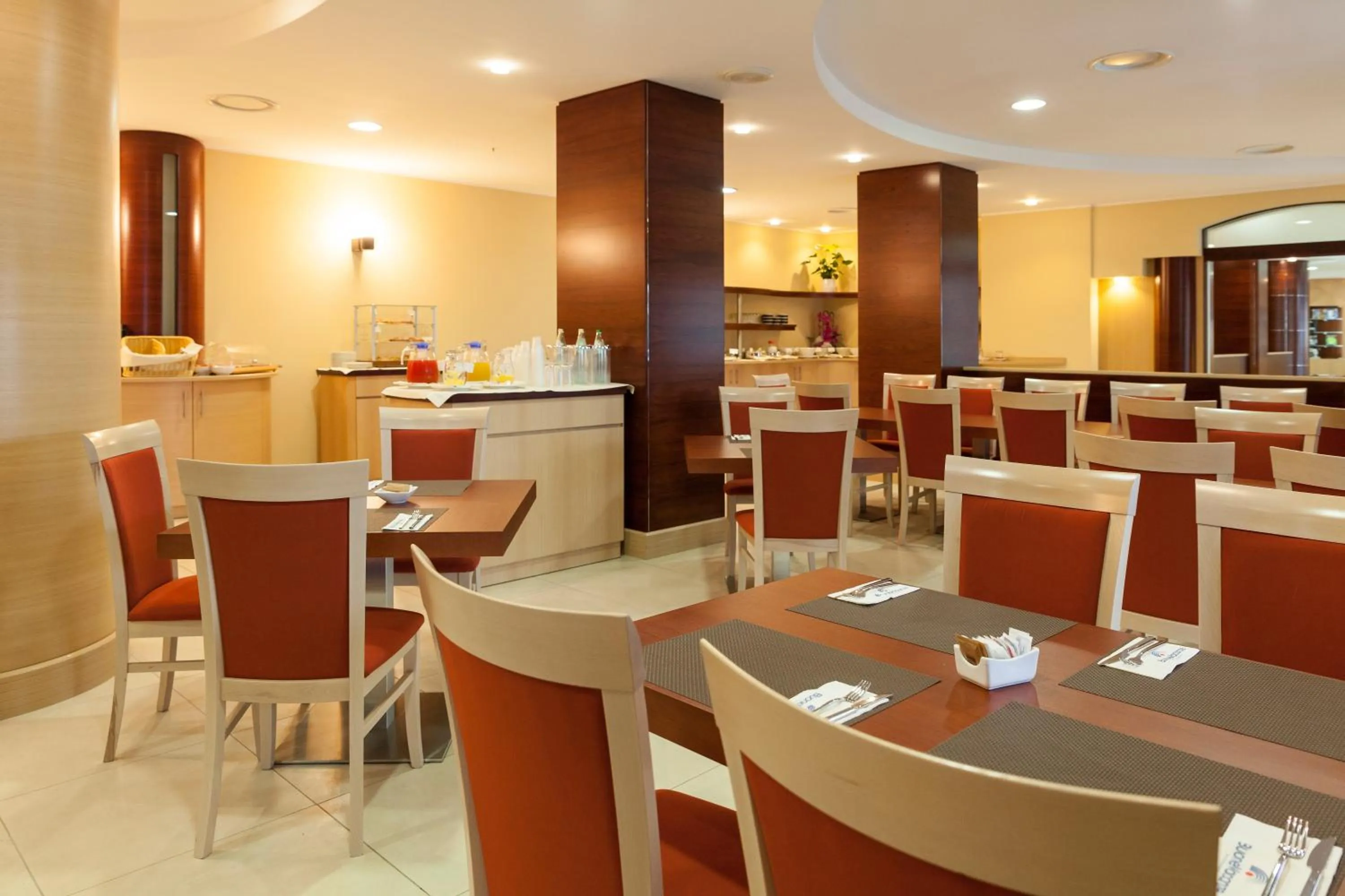 Restaurant/places to eat in BV President Hotel