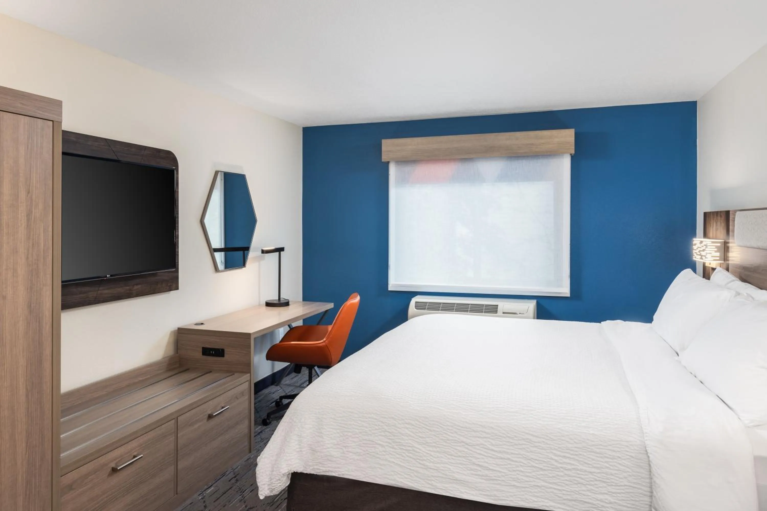 Bedroom, Bed in Holiday Inn Express Portland South - Lake Oswego by IHG