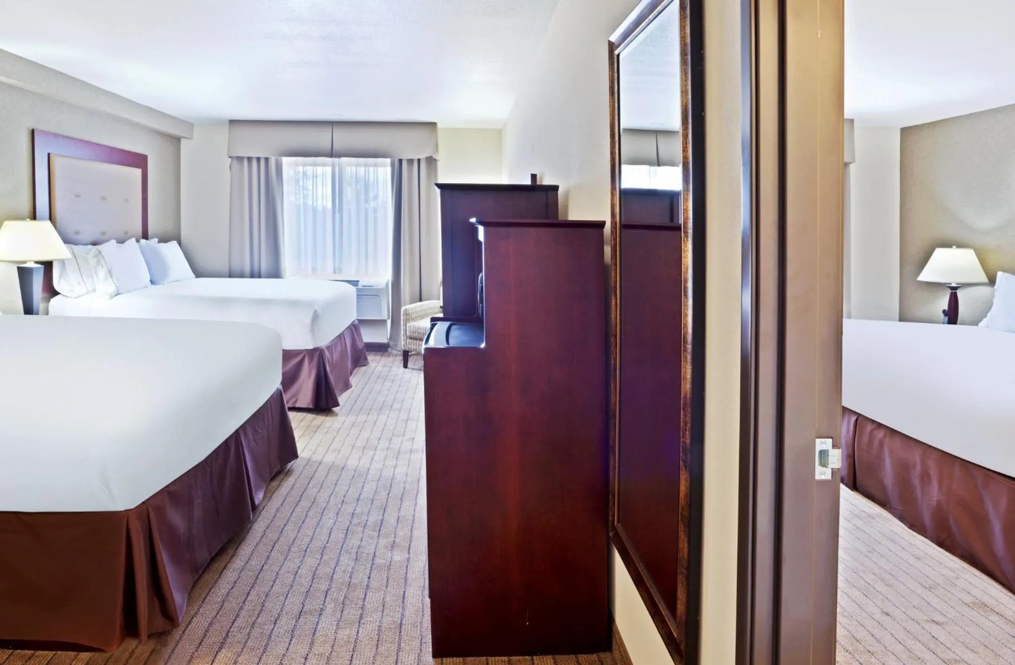 Photo of the whole room, Bed in Holiday Inn Express Portland South - Lake Oswego by IHG